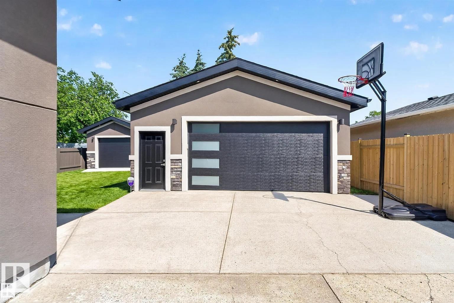3911 67 Street Nw, Edmonton, AB - Outdoor