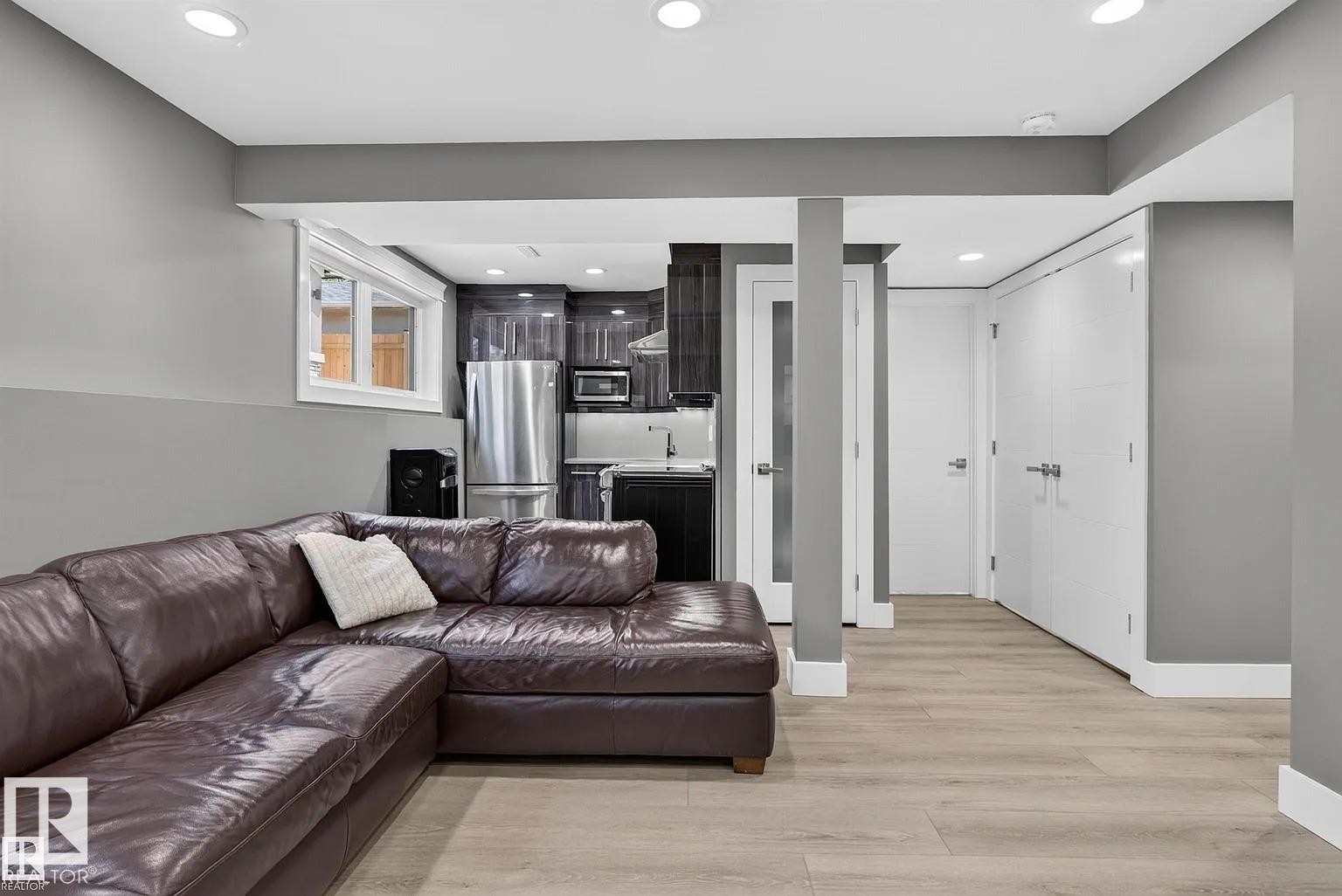 3911 67 Street Nw, Edmonton, AB - Indoor