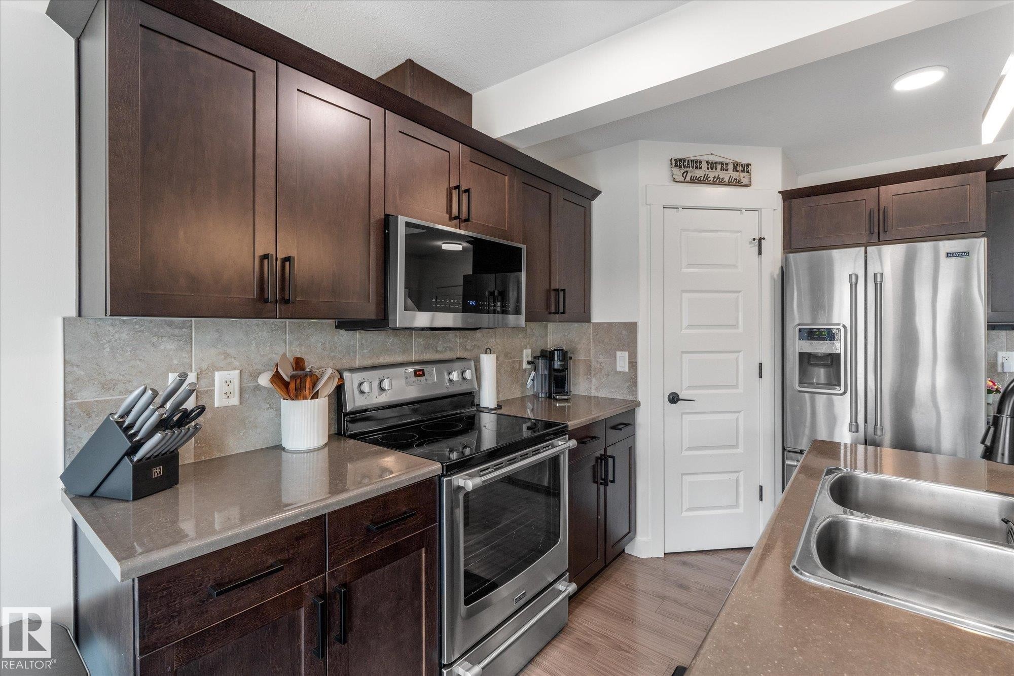 148 Brickyard Place, Stony Plain, AB - Indoor Photo Showing Kitchen With Double Sink With Upgraded Kitchen