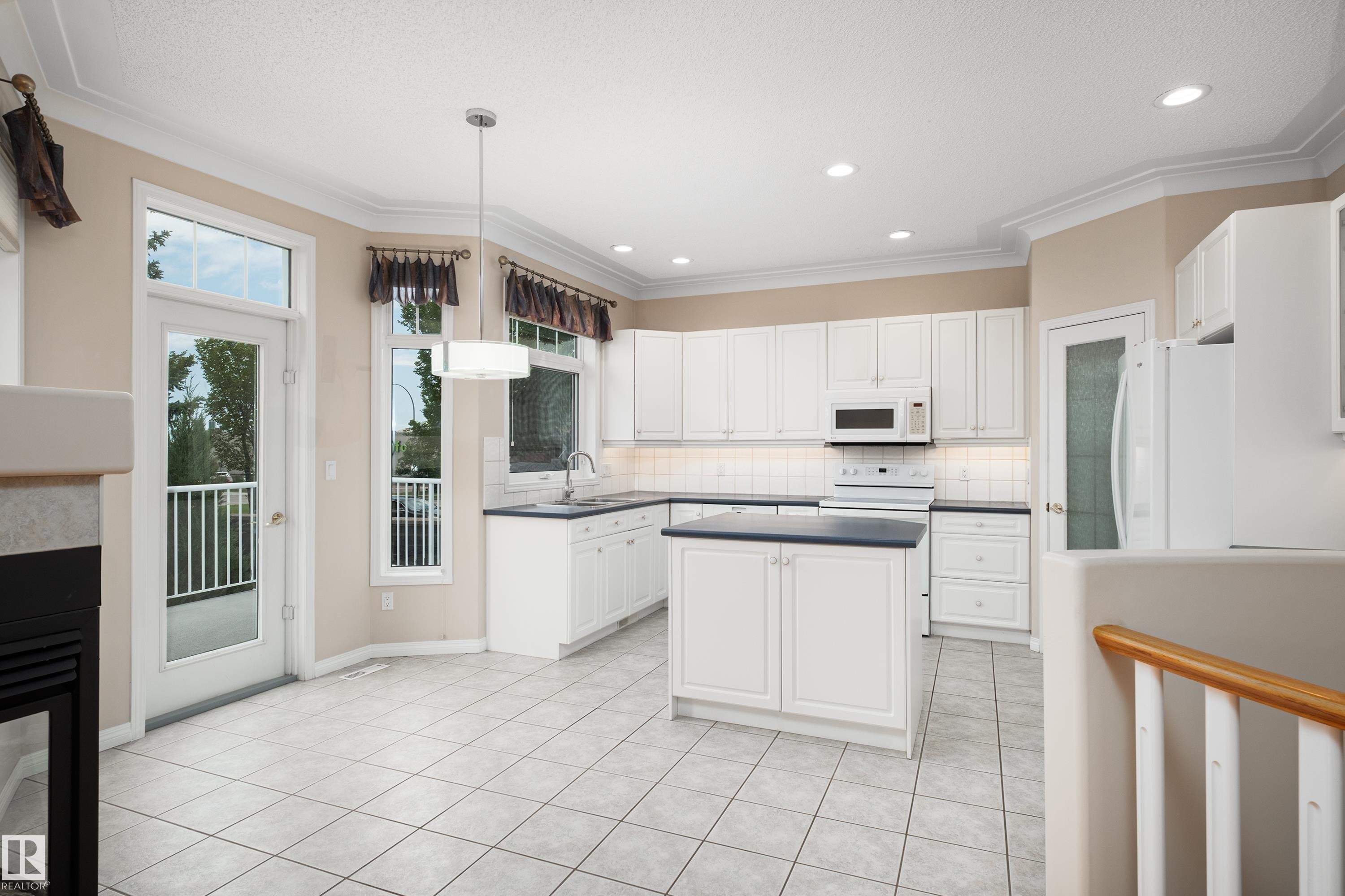 434 Tory Point(E) Nw, Edmonton, AB - Indoor Photo Showing Kitchen