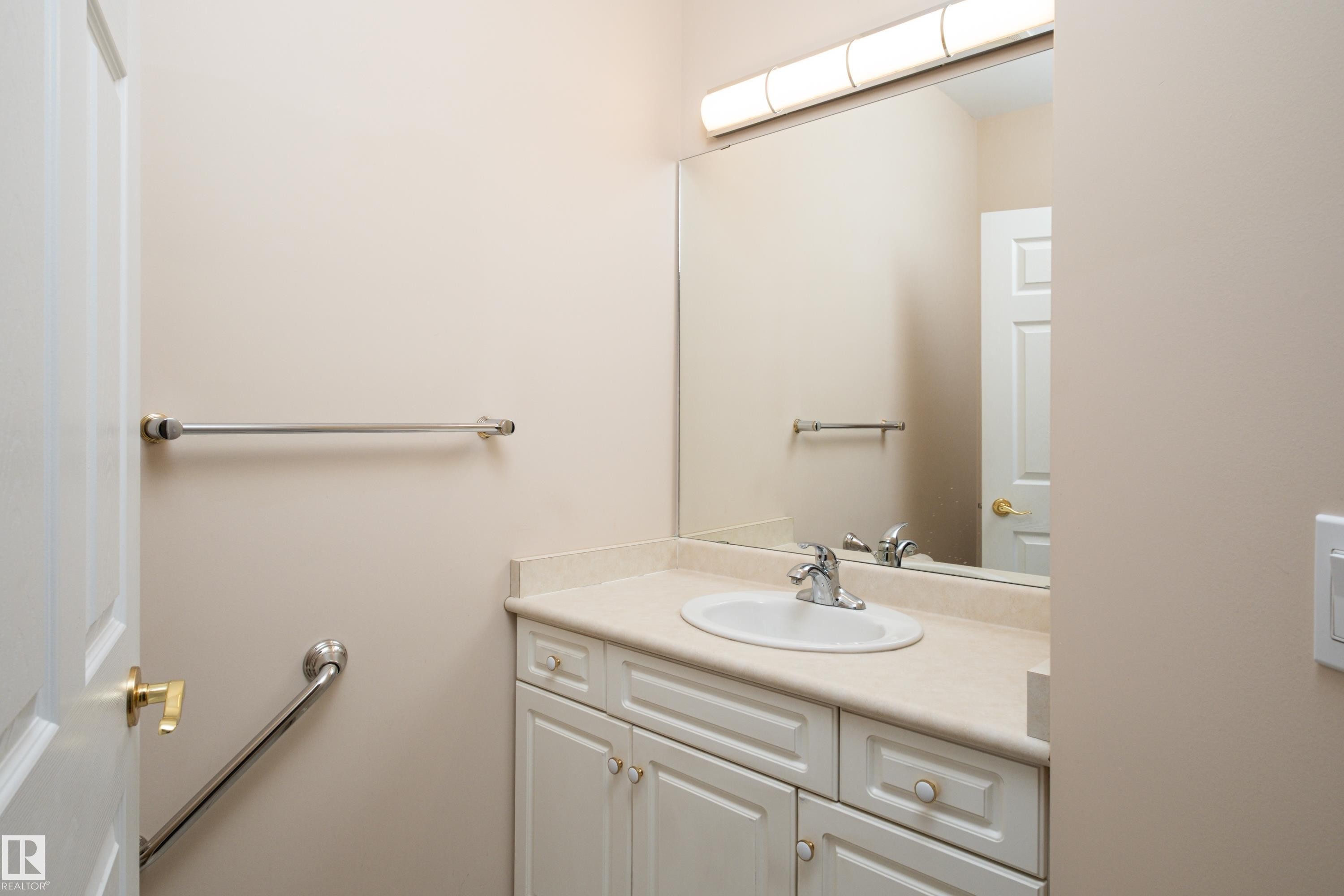 434 Tory Point(E) Nw, Edmonton, AB - Indoor Photo Showing Bathroom