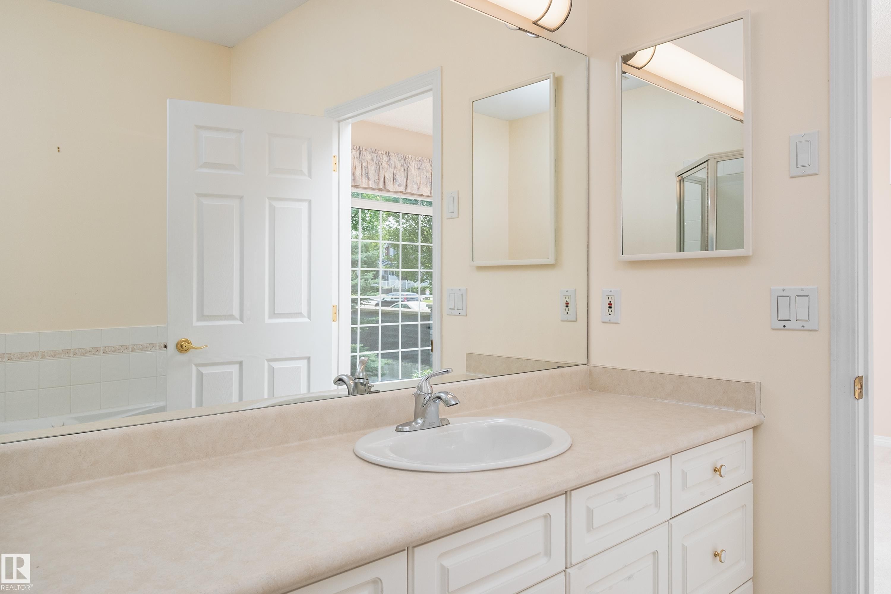434 Tory Point(E) Nw, Edmonton, AB - Indoor Photo Showing Bathroom