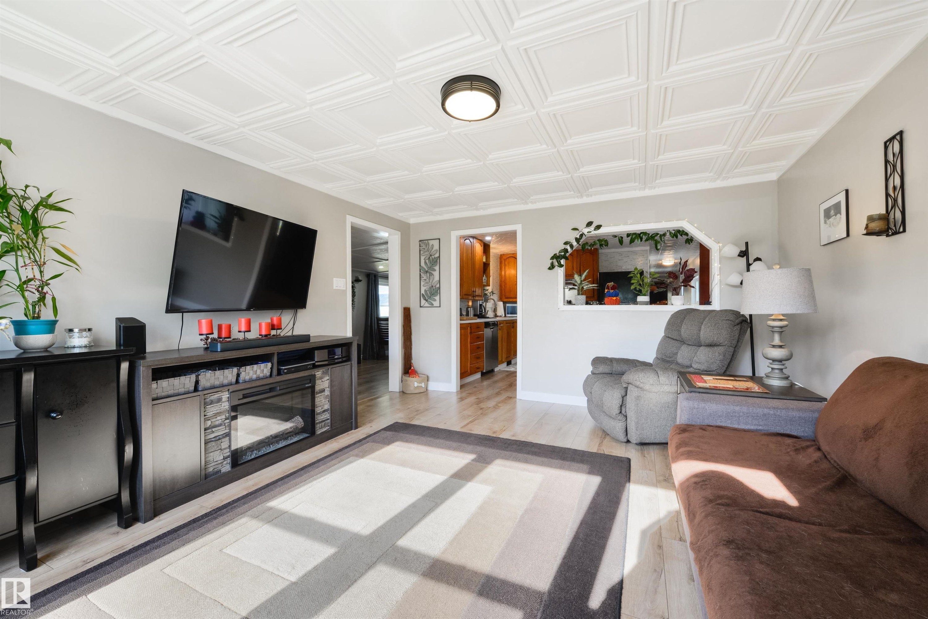 15 Post Road, Edmonton, AB - Indoor Photo Showing Living Room