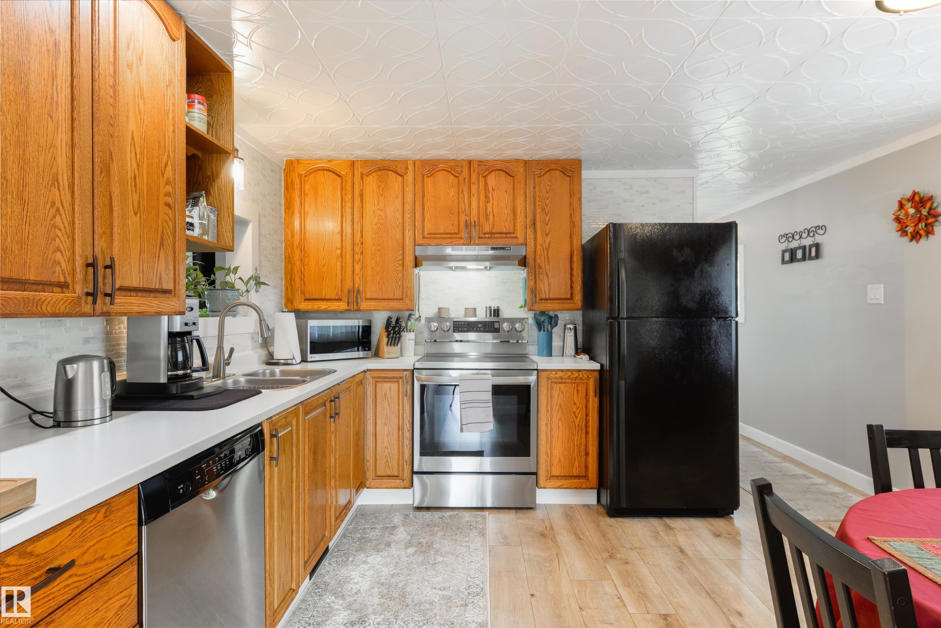 15 Post Road, Edmonton, AB - Indoor Photo Showing Kitchen
