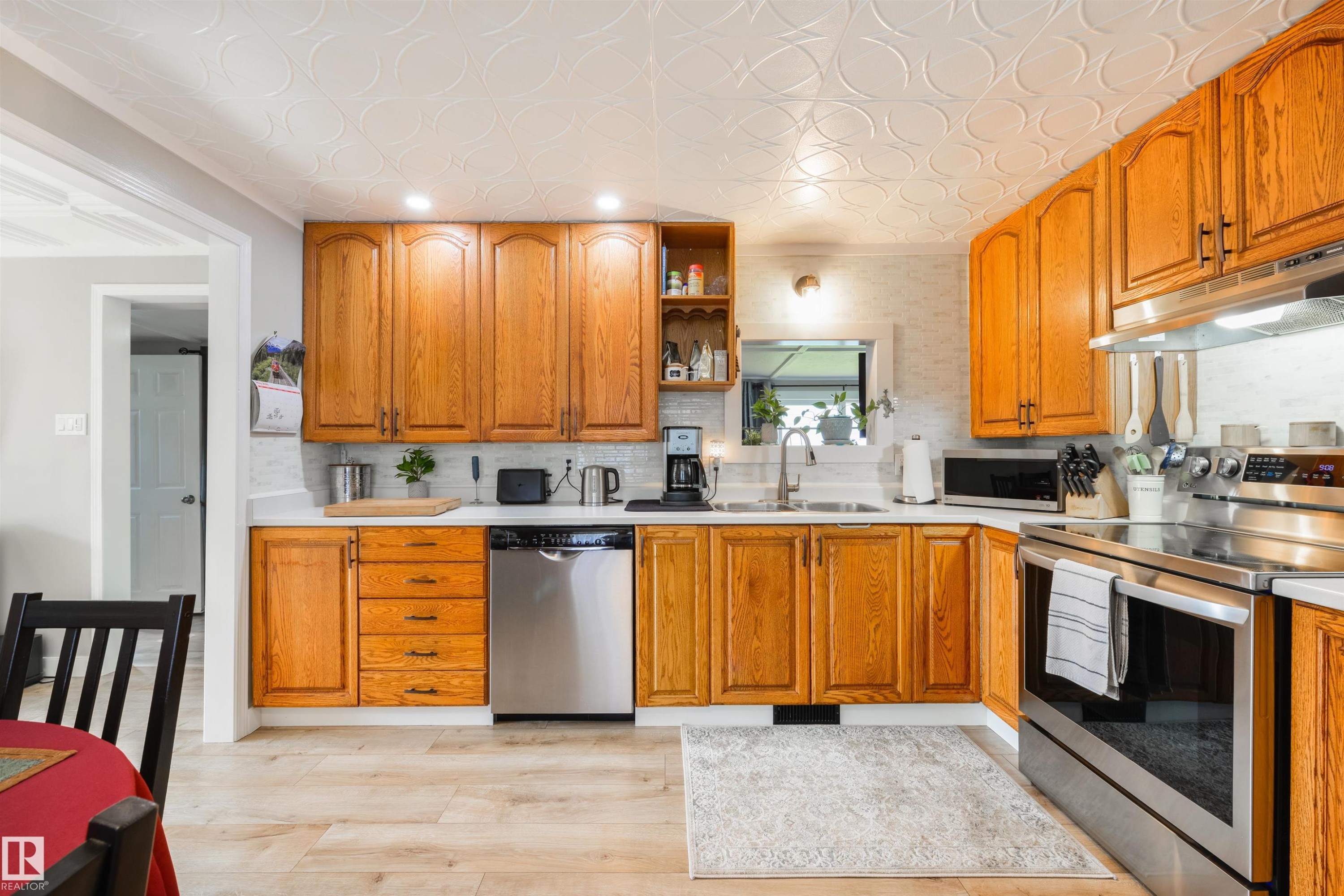 15 Post Road, Edmonton, AB - Indoor Photo Showing Kitchen