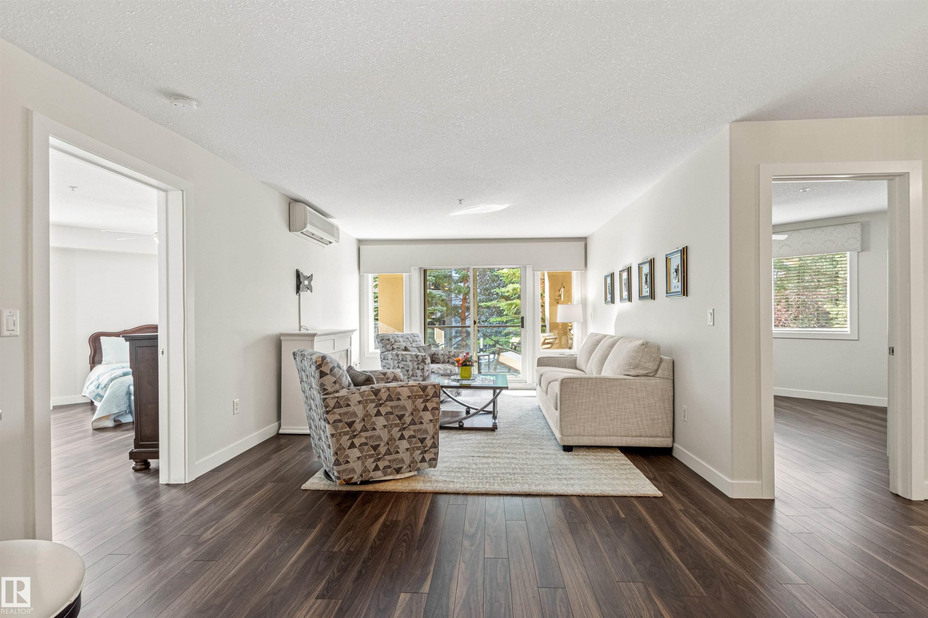 #203 8956 156 St Nw, Edmonton, AB - Indoor Photo Showing Living Room