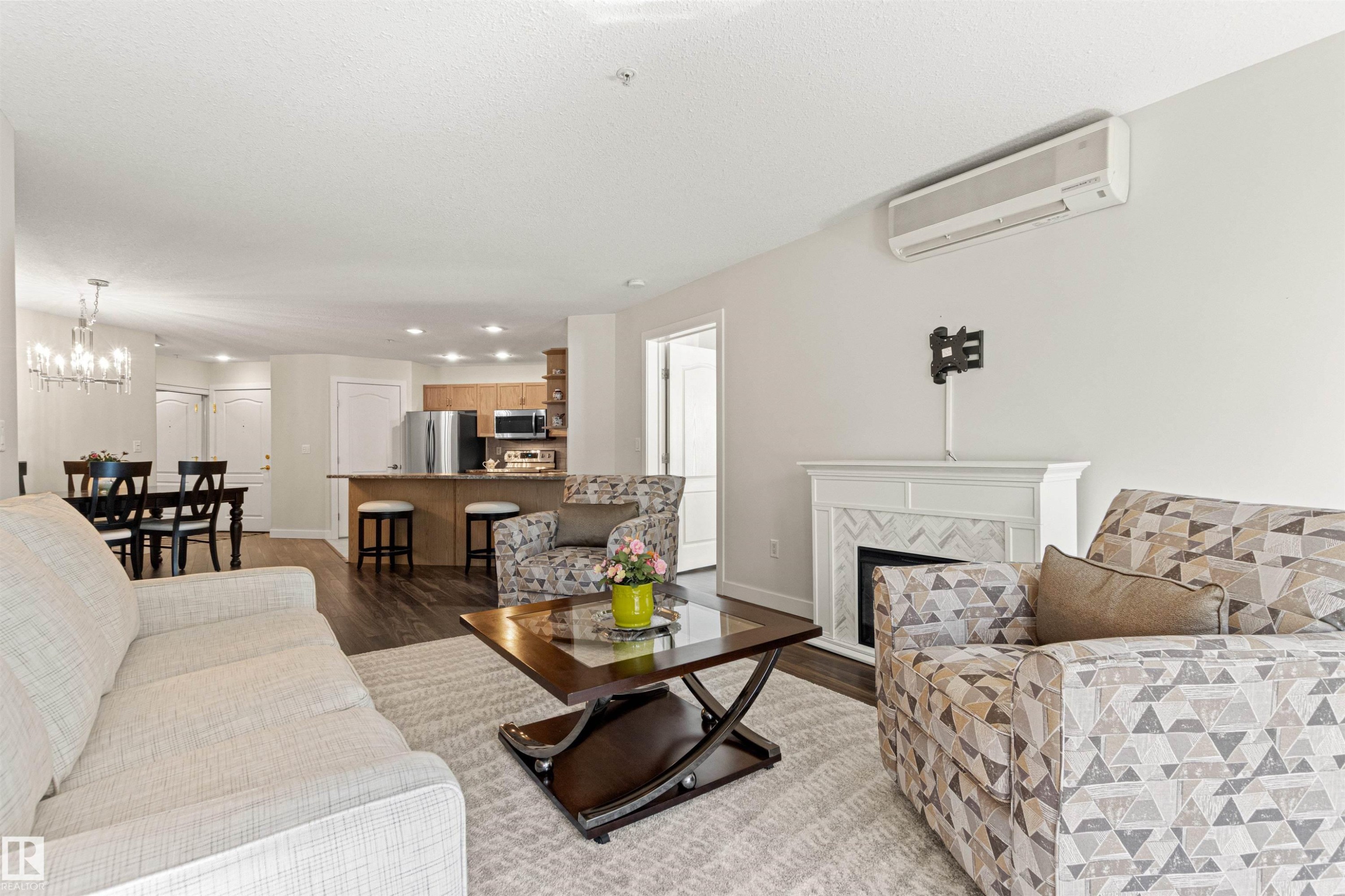 #203 8956 156 St Nw, Edmonton, AB - Indoor Photo Showing Living Room