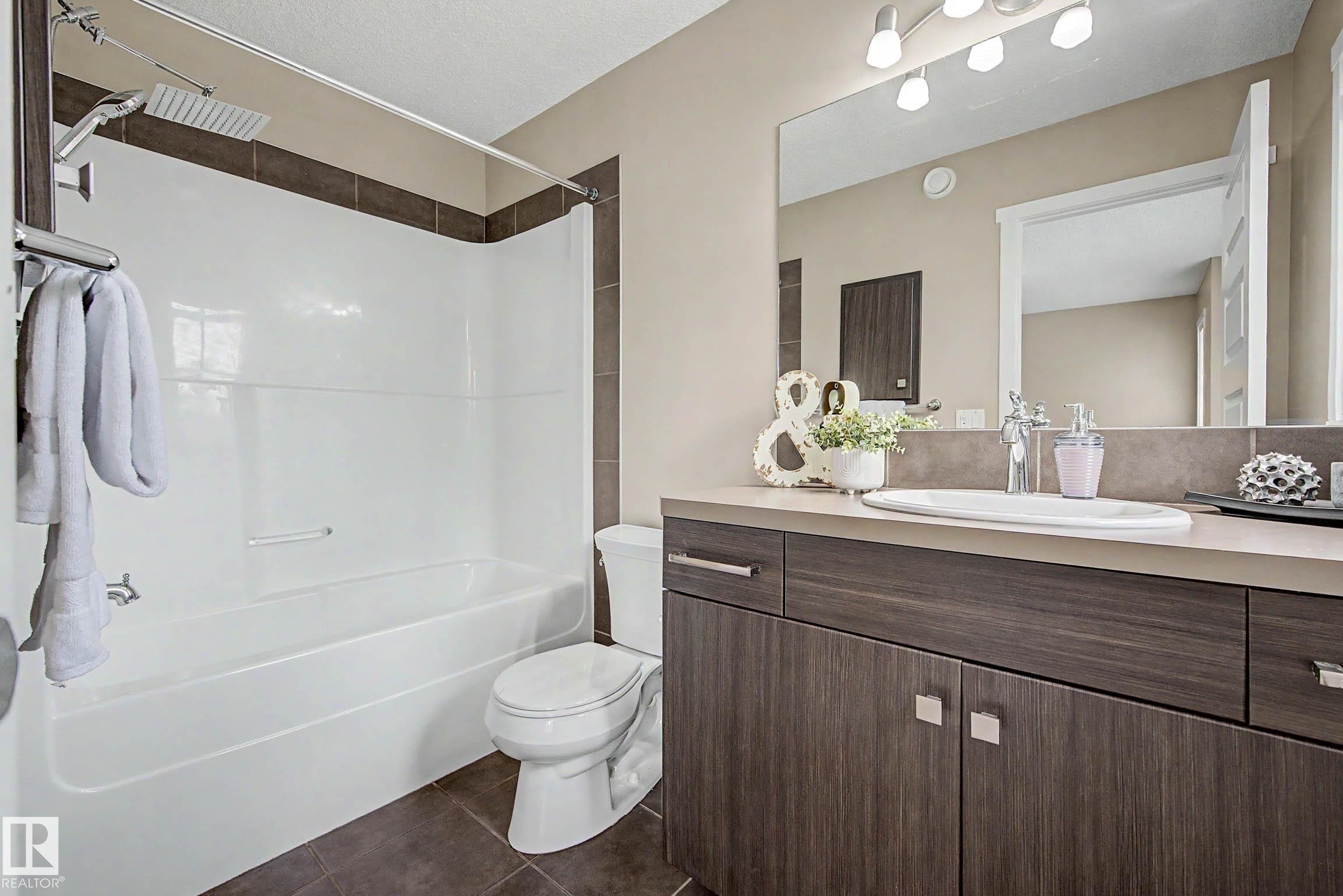 4218 Allan Link Link Sw, Edmonton, AB - Indoor Photo Showing Bathroom