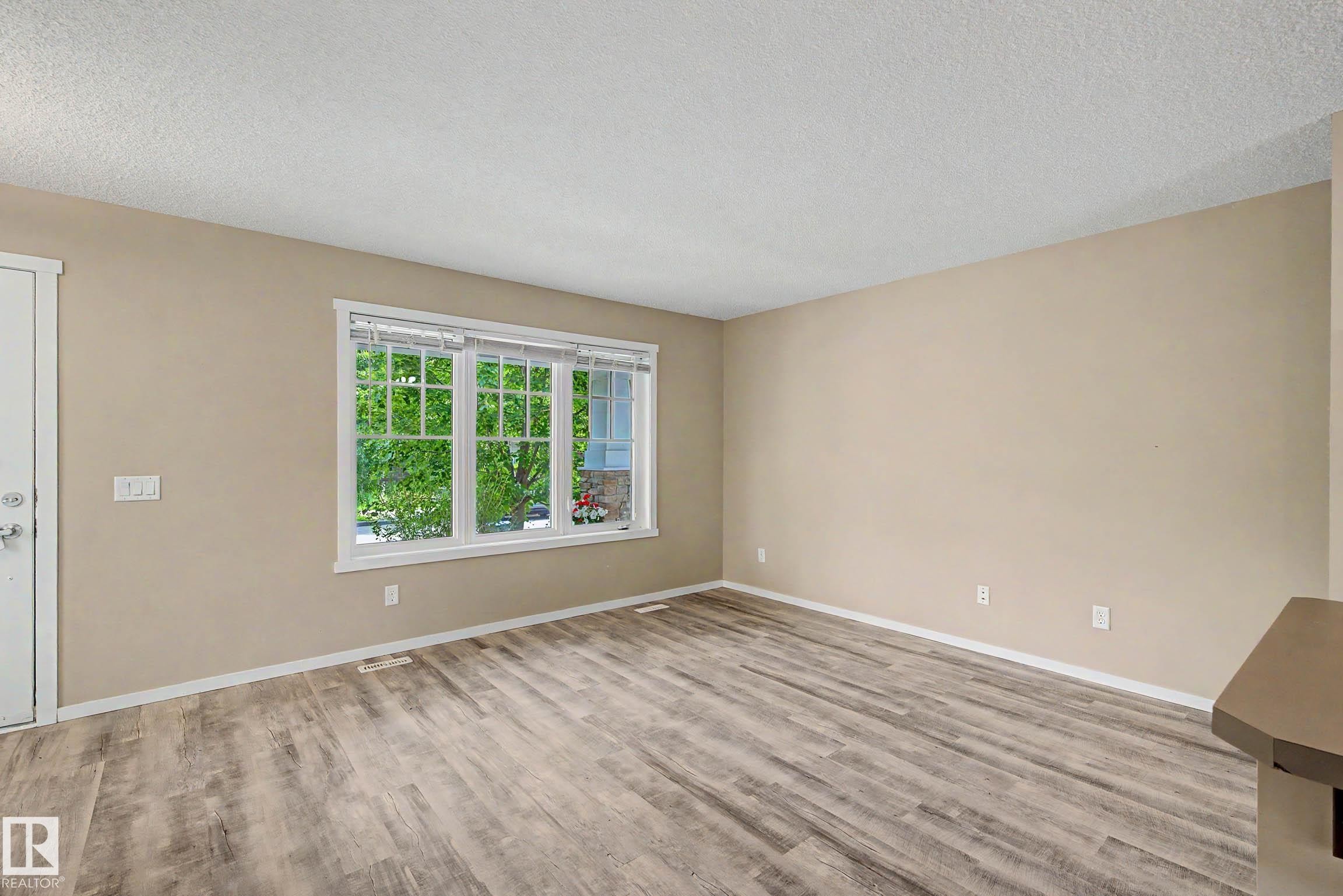 4218 Allan Link Link Sw, Edmonton, AB - Indoor Photo Showing Other Room