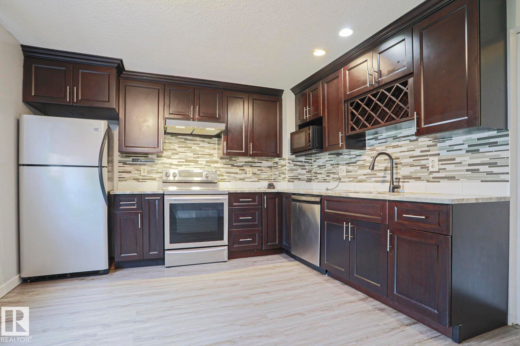 355 Kirkpatrick Crescent Nw, Edmonton, AB - Indoor Photo Showing Kitchen With Upgraded Kitchen