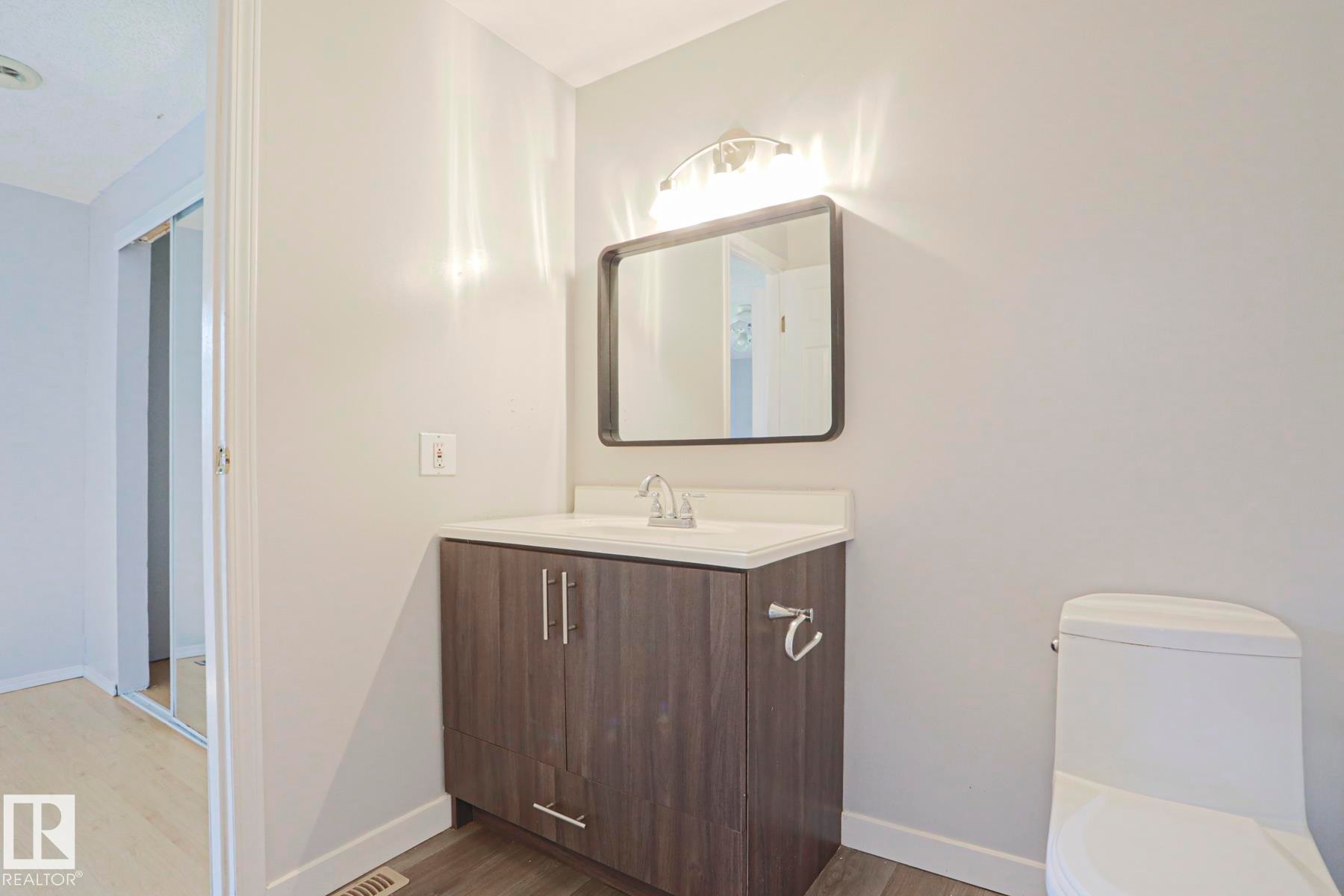 355 Kirkpatrick Crescent Nw, Edmonton, AB - Indoor Photo Showing Bathroom