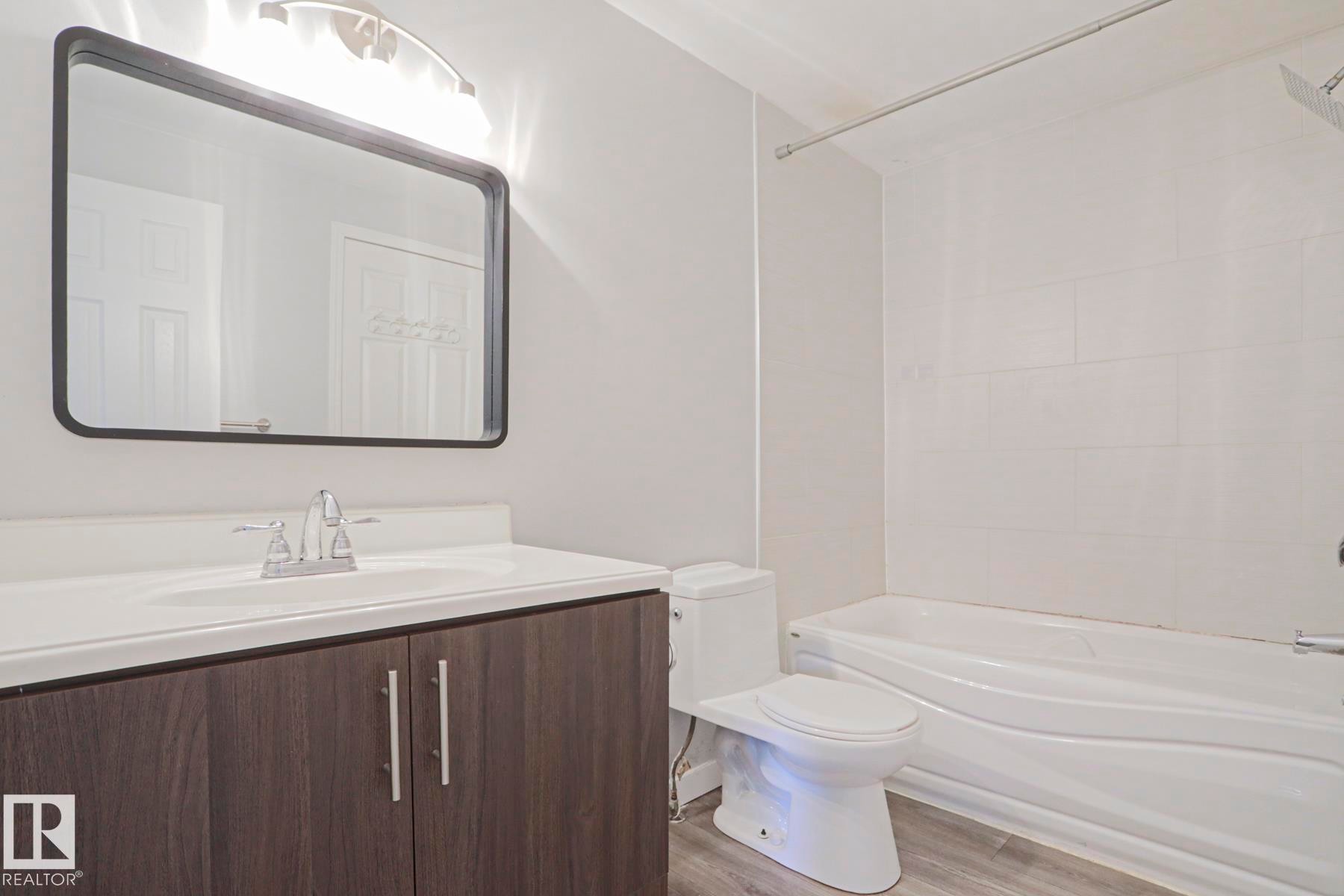 355 Kirkpatrick Crescent Nw, Edmonton, AB - Indoor Photo Showing Bathroom