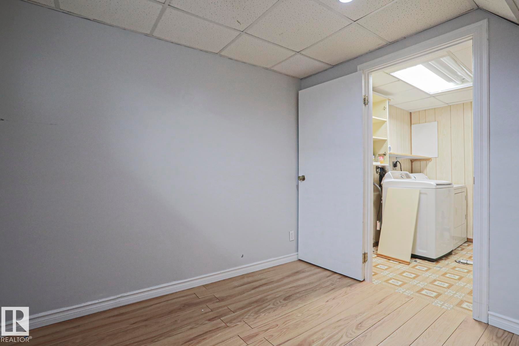 355 Kirkpatrick Crescent Nw, Edmonton, AB - Indoor Photo Showing Laundry Room