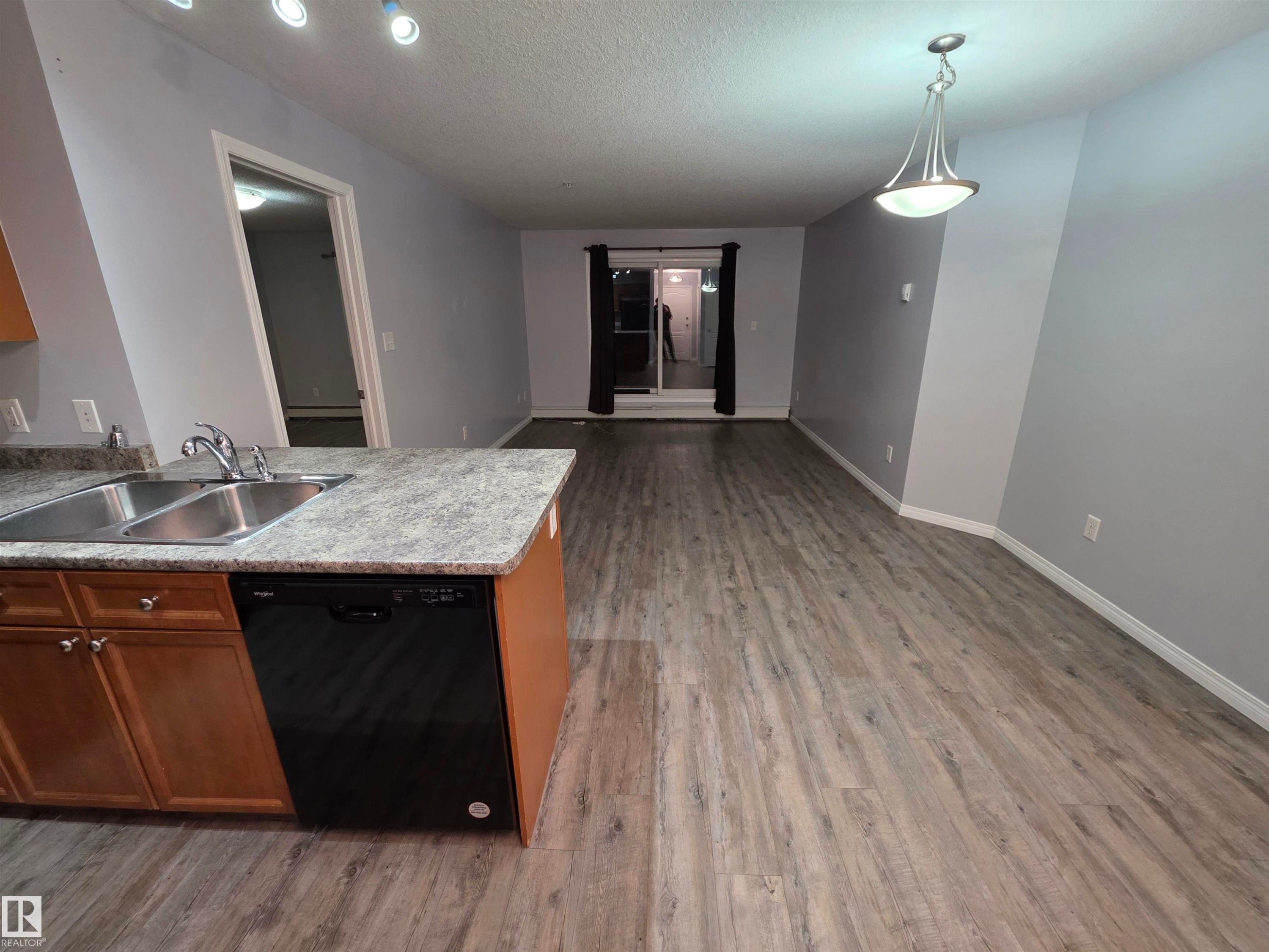 #106 4903 47 Av, Stony Plain, AB - Indoor Photo Showing Kitchen With Double Sink