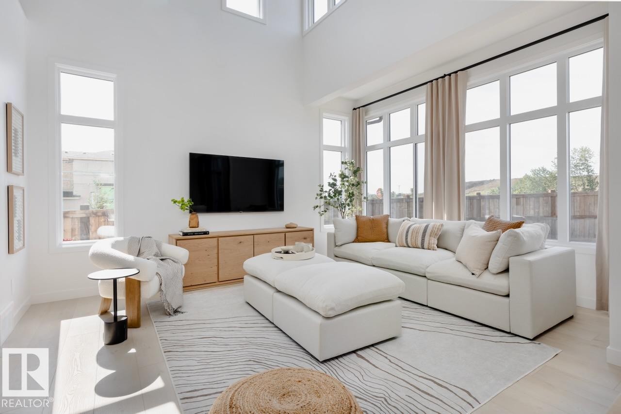 1731 Crossbill Loop Nw, Edmonton, AB - Indoor Photo Showing Living Room