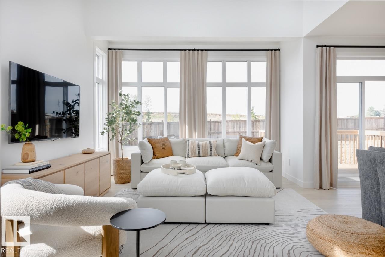 1731 Crossbill Loop Nw, Edmonton, AB - Indoor Photo Showing Living Room