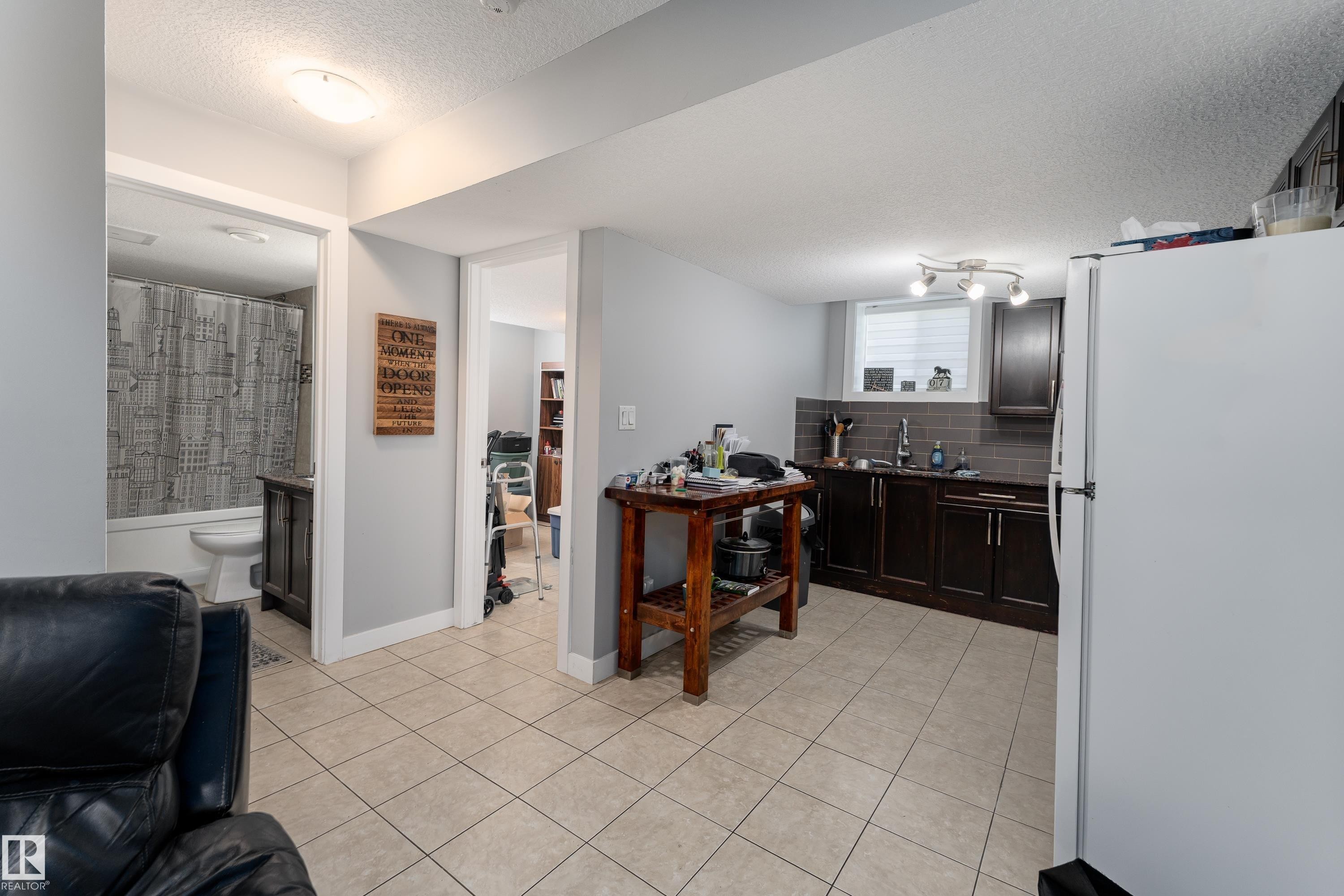 12847 86 Street Nw, Edmonton, AB - Indoor