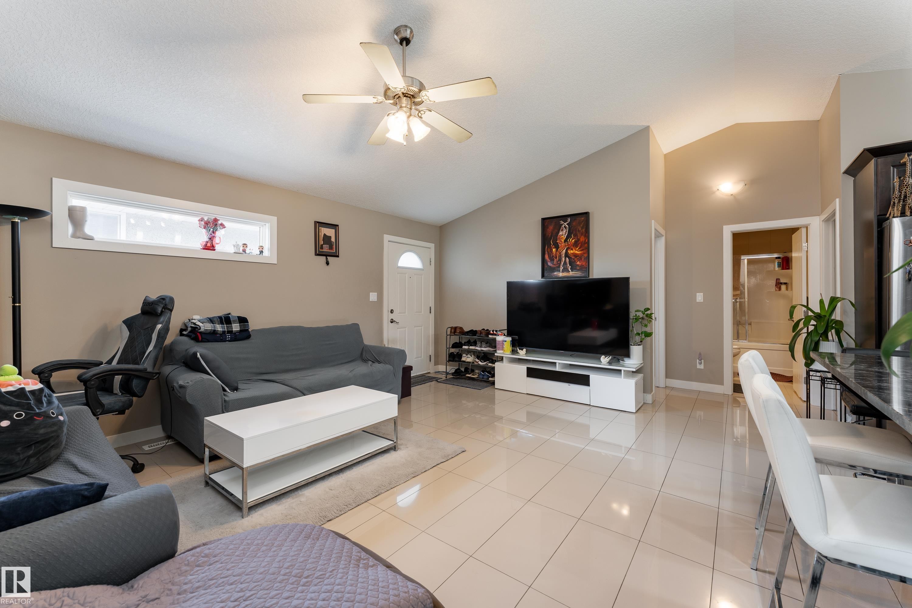 12847 86 Street Nw, Edmonton, AB - Indoor Photo Showing Living Room