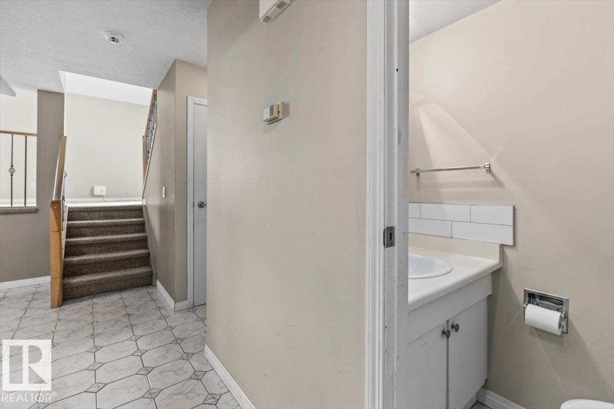 5512 19A Avenue Nw, Edmonton, AB - Indoor Photo Showing Bathroom