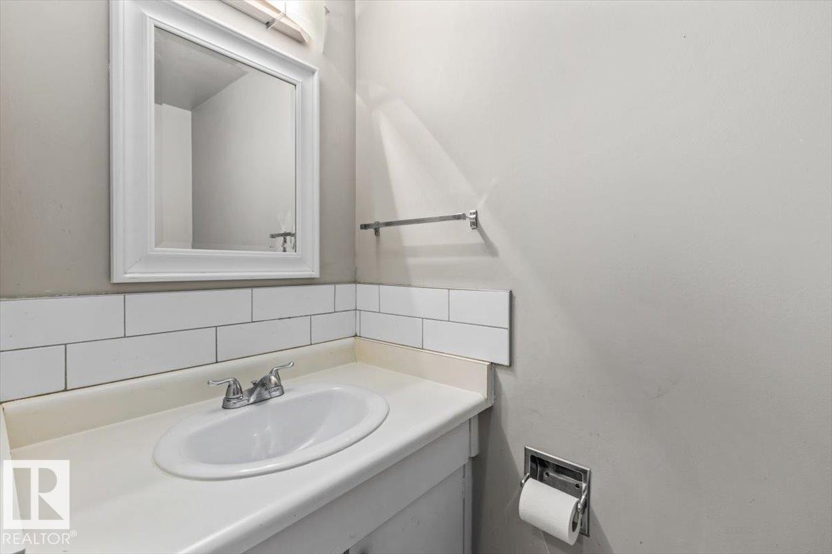 5512 19A Avenue Nw, Edmonton, AB - Indoor Photo Showing Bathroom