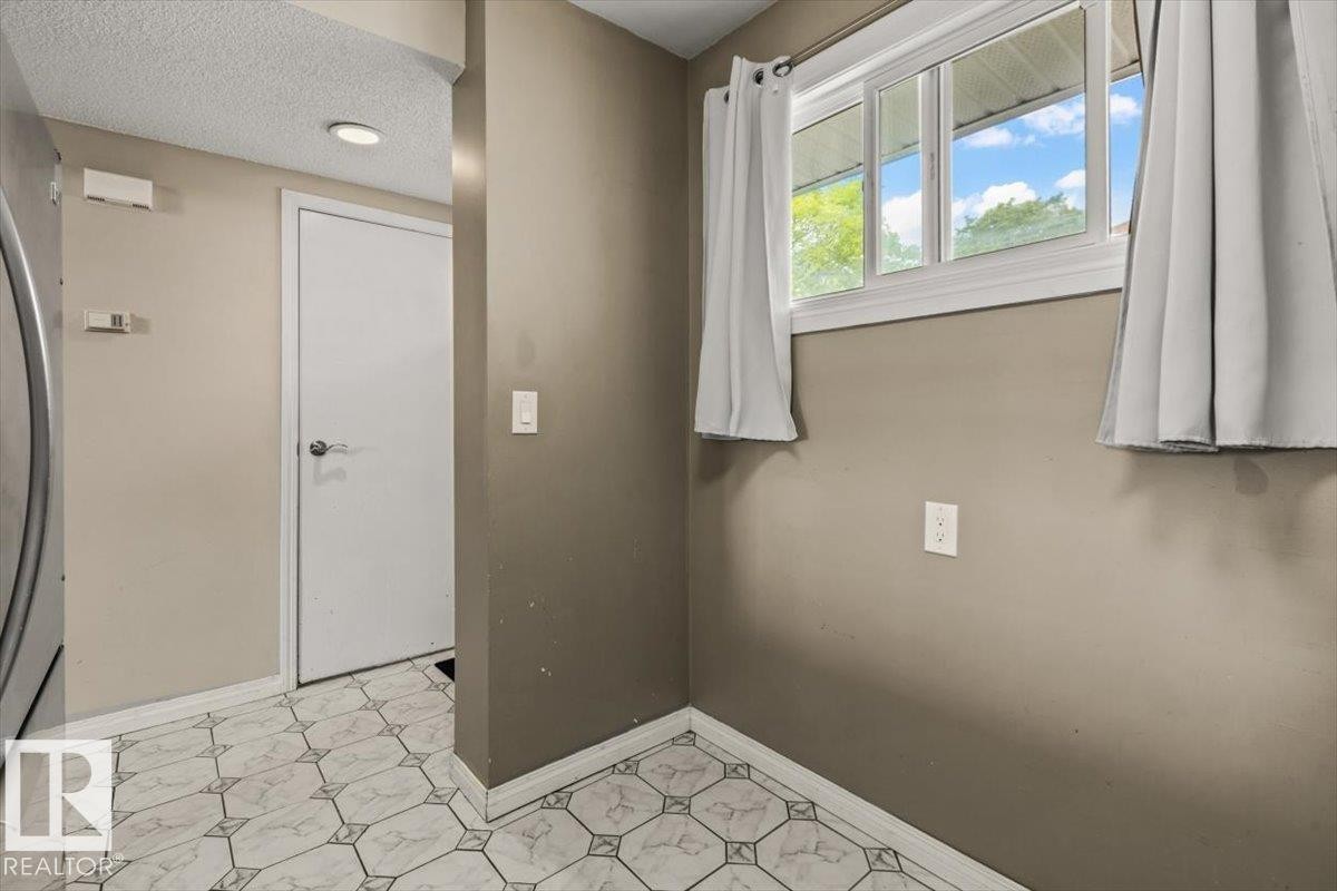5512 19A Avenue Nw, Edmonton, AB - Indoor Photo Showing Other Room