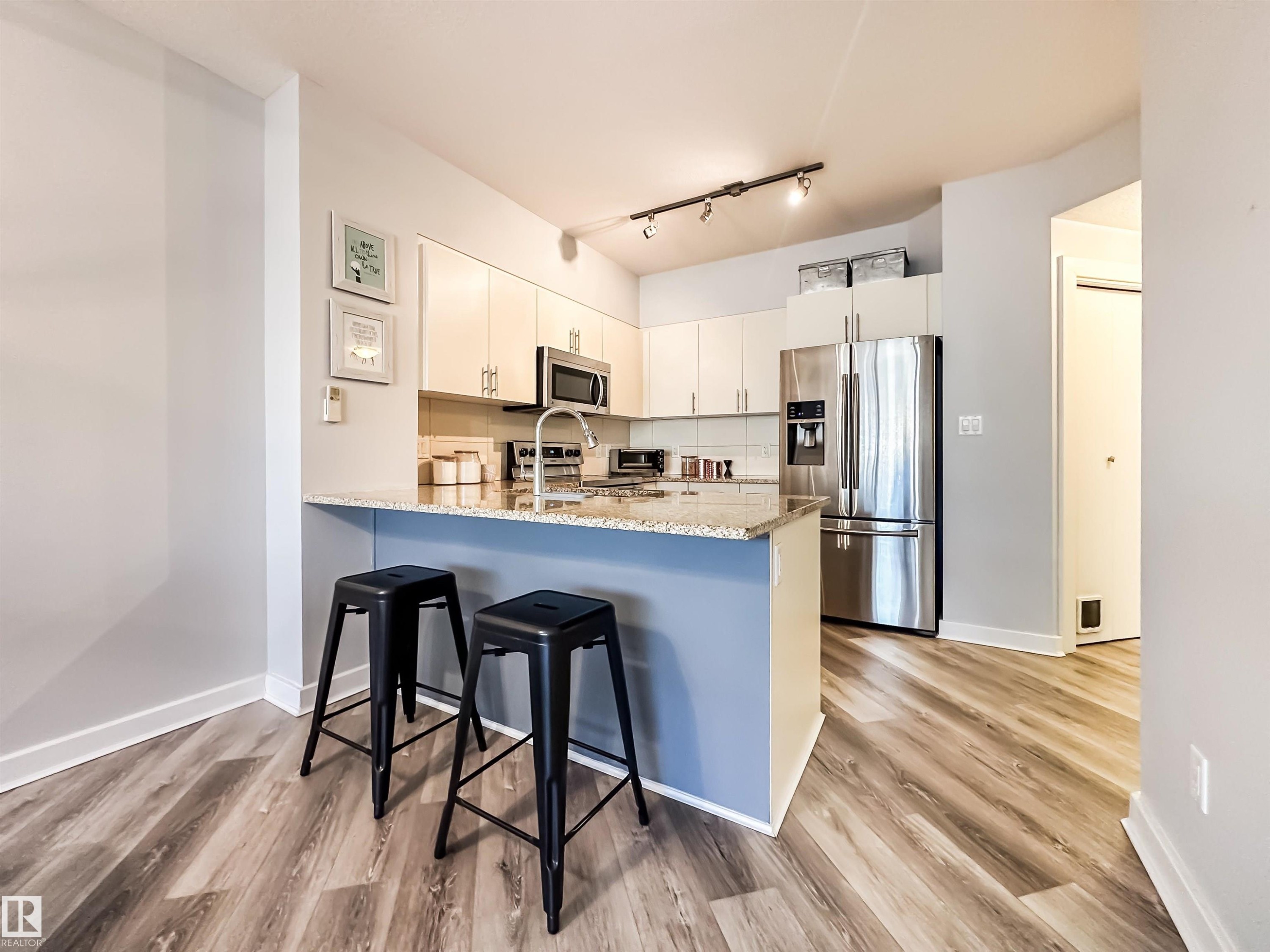 #703 10152 104 St Nw, Edmonton, AB - Indoor Photo Showing Kitchen With Upgraded Kitchen