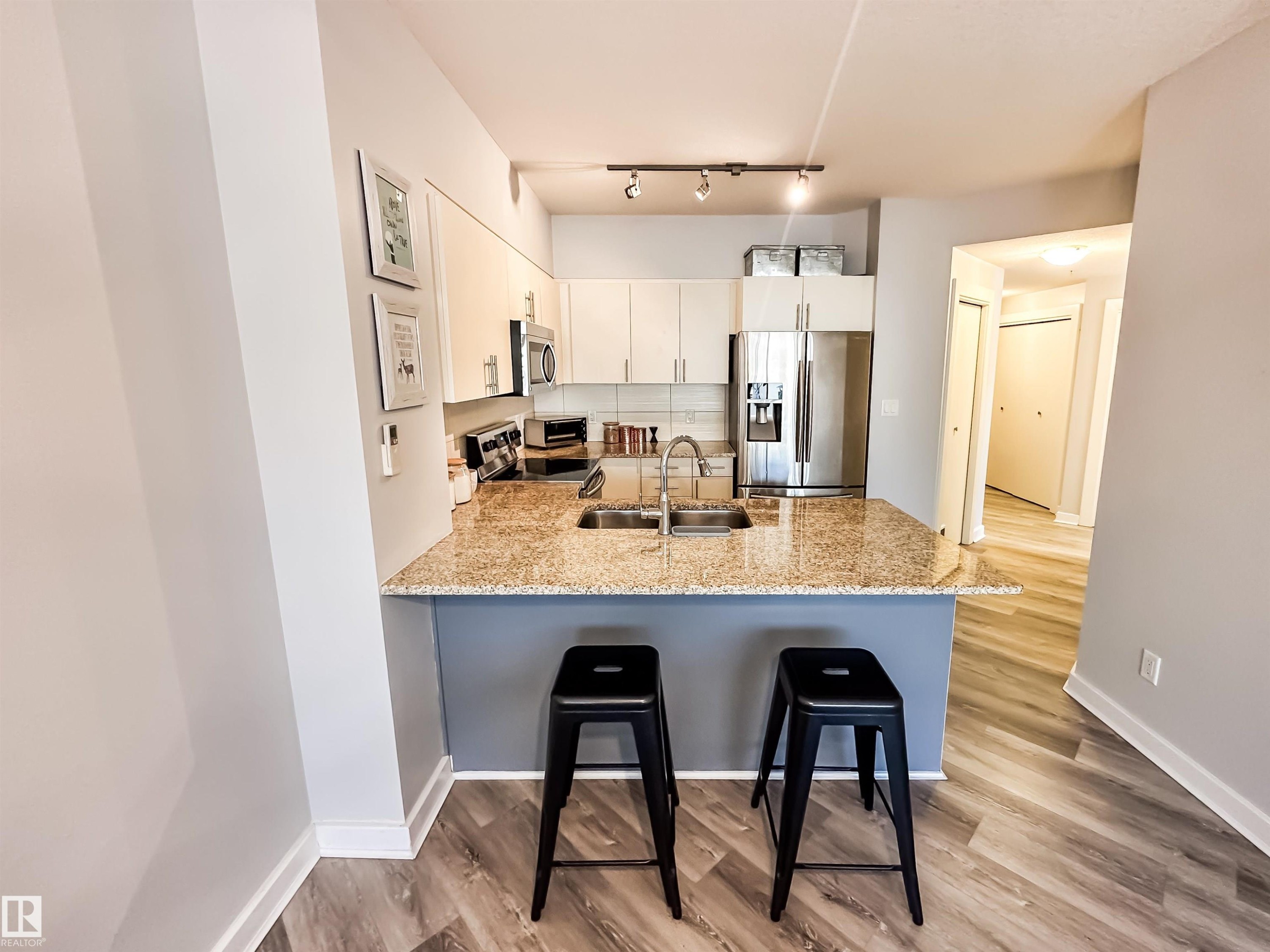 #703 10152 104 St Nw, Edmonton, AB - Indoor Photo Showing Kitchen With Double Sink With Upgraded Kitchen