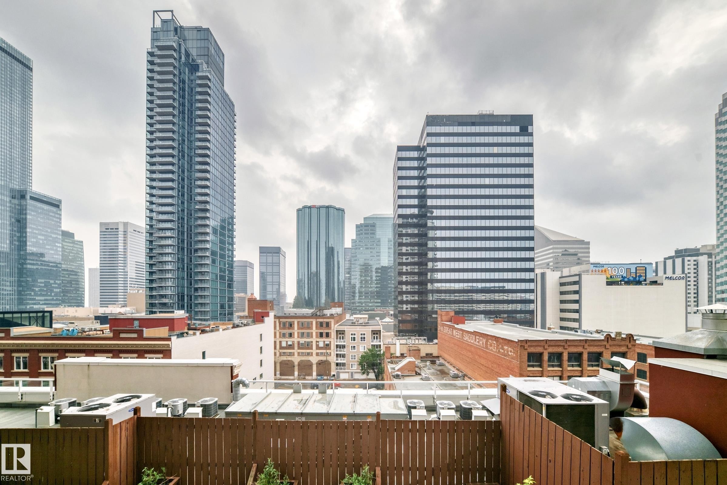 #703 10152 104 St Nw, Edmonton, AB - Outdoor With Facade