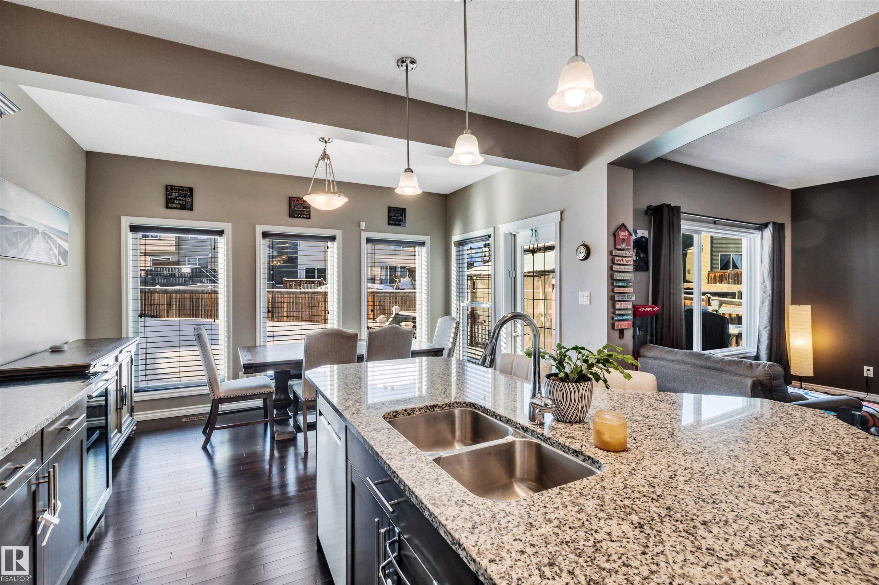 1539 Chapman Way Sw, Edmonton, AB - Indoor Photo Showing Kitchen With Double Sink With Upgraded Kitchen