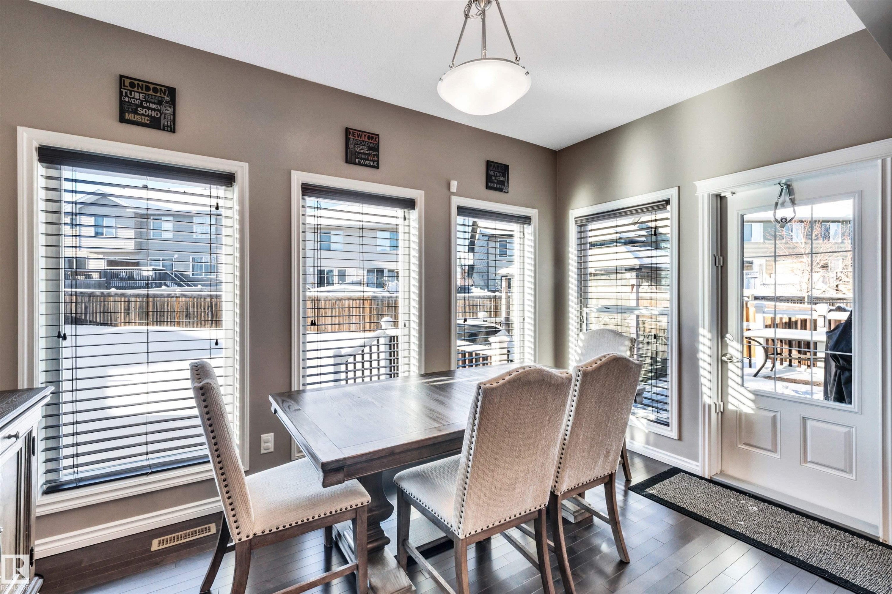 1539 Chapman Way Sw, Edmonton, AB - Indoor Photo Showing Dining Room