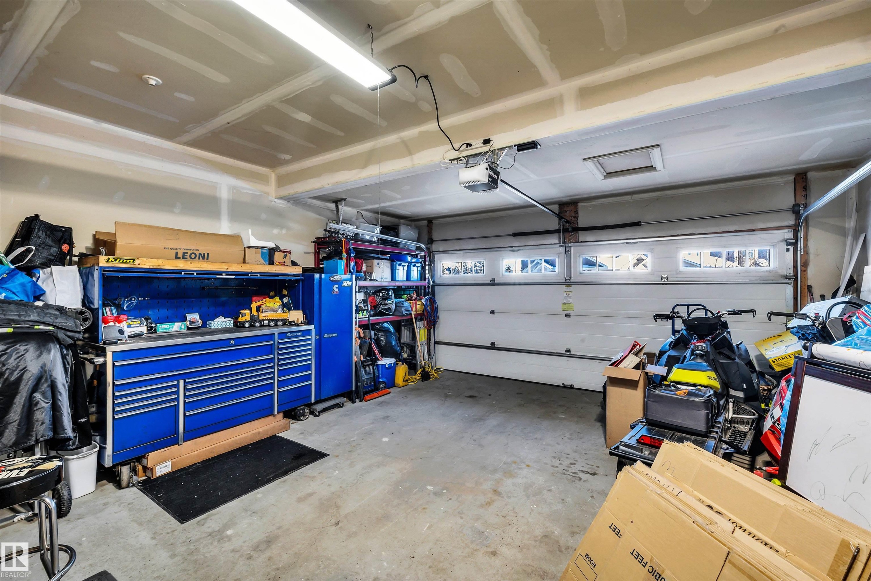 1539 Chapman Way Sw, Edmonton, AB - Indoor Photo Showing Garage