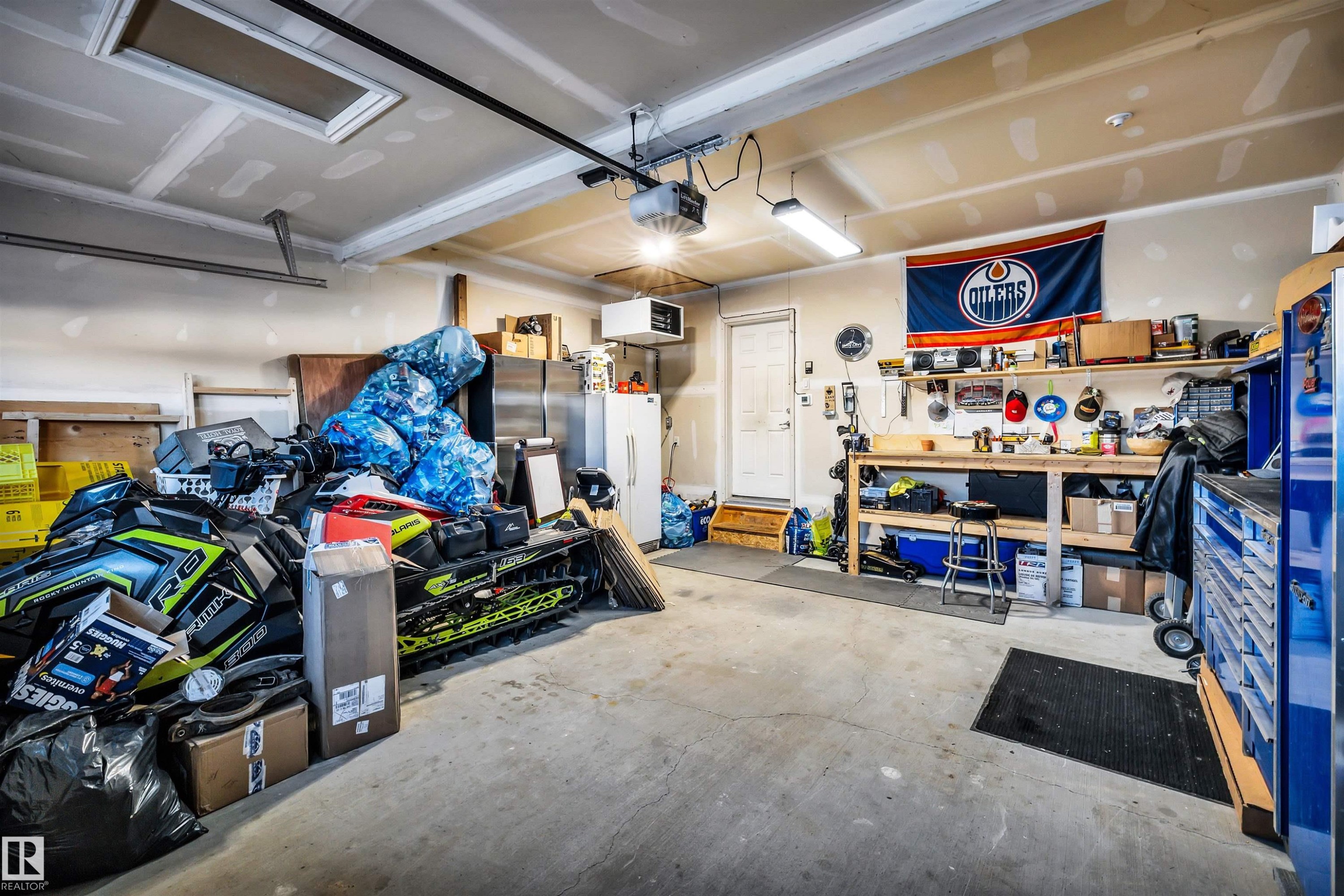 1539 Chapman Way Sw, Edmonton, AB - Indoor Photo Showing Garage