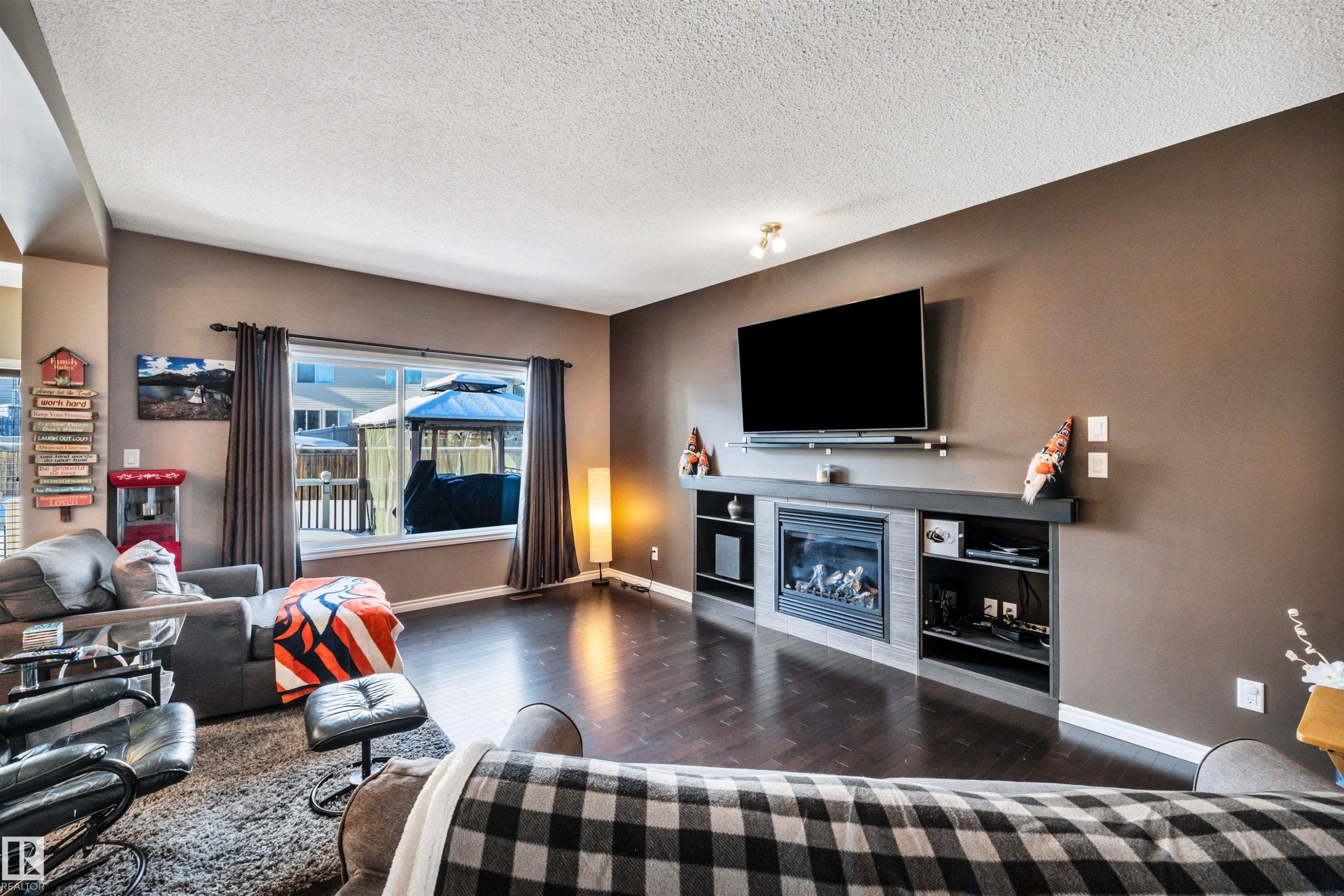 1539 Chapman Way Sw, Edmonton, AB - Indoor Photo Showing Living Room