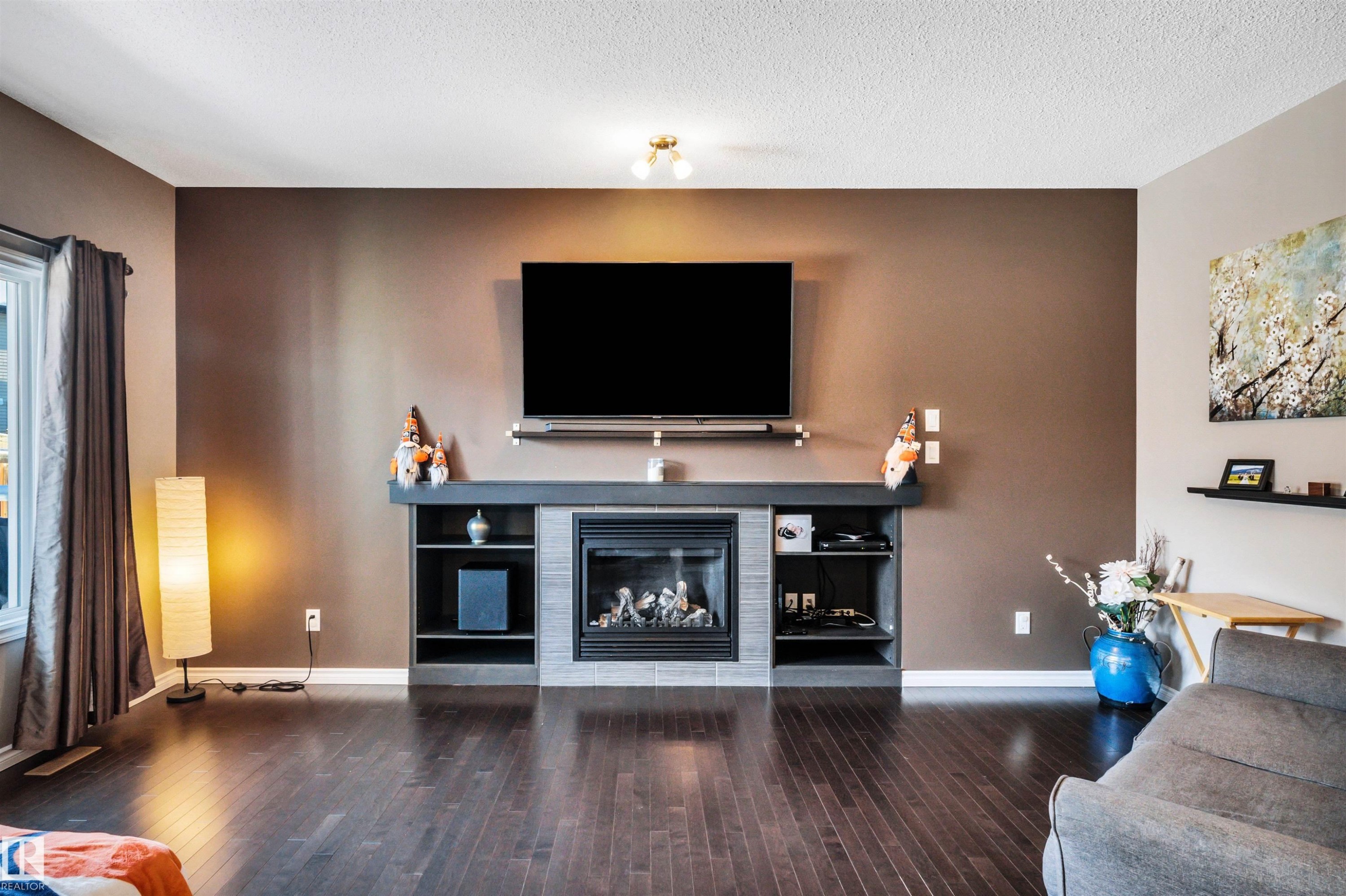 1539 Chapman Way Sw, Edmonton, AB - Indoor Photo Showing Living Room With Fireplace