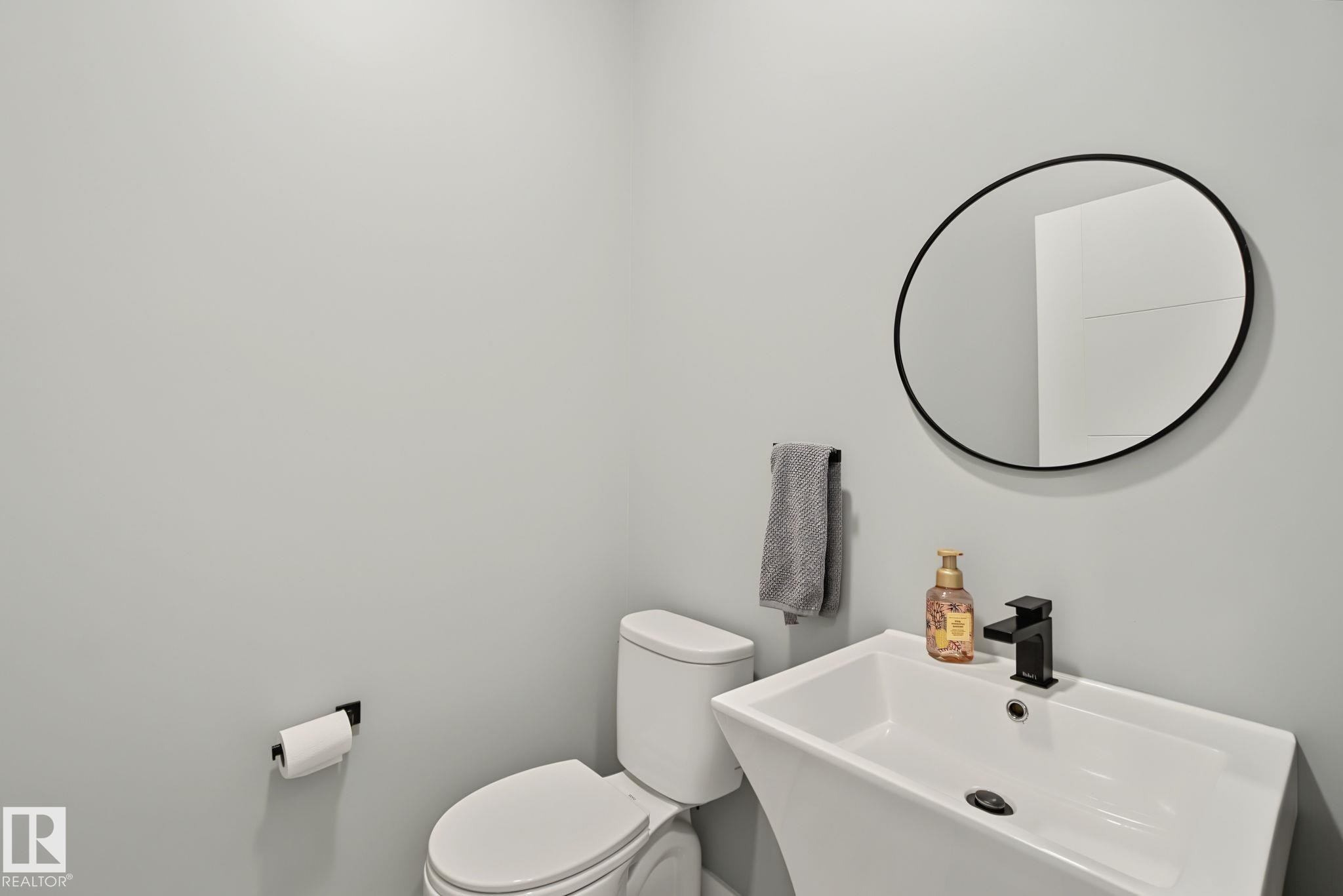 1463 Howes Crescent Sw, Edmonton, AB - Indoor Photo Showing Bathroom