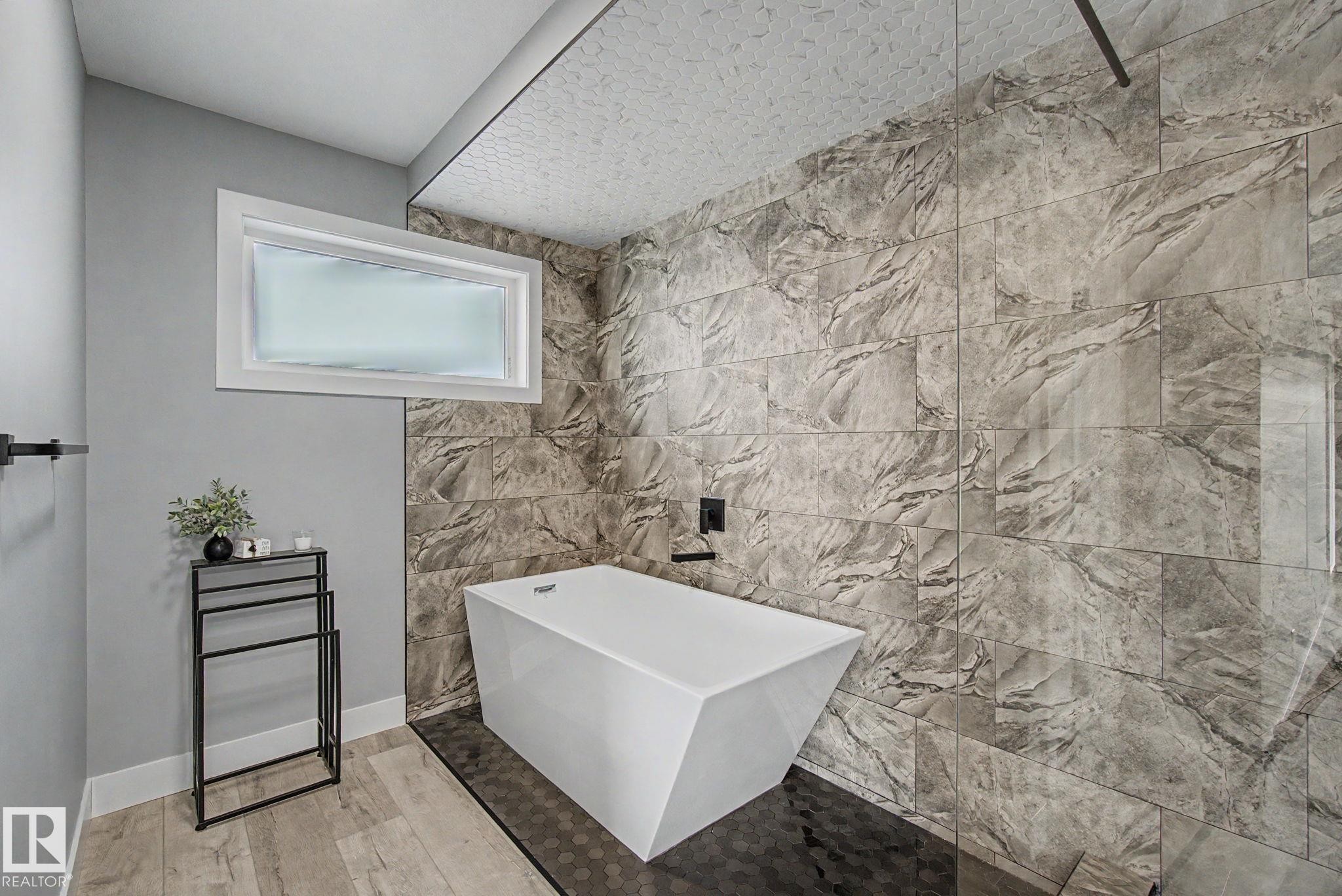 1463 Howes Crescent Sw, Edmonton, AB - Indoor Photo Showing Bathroom