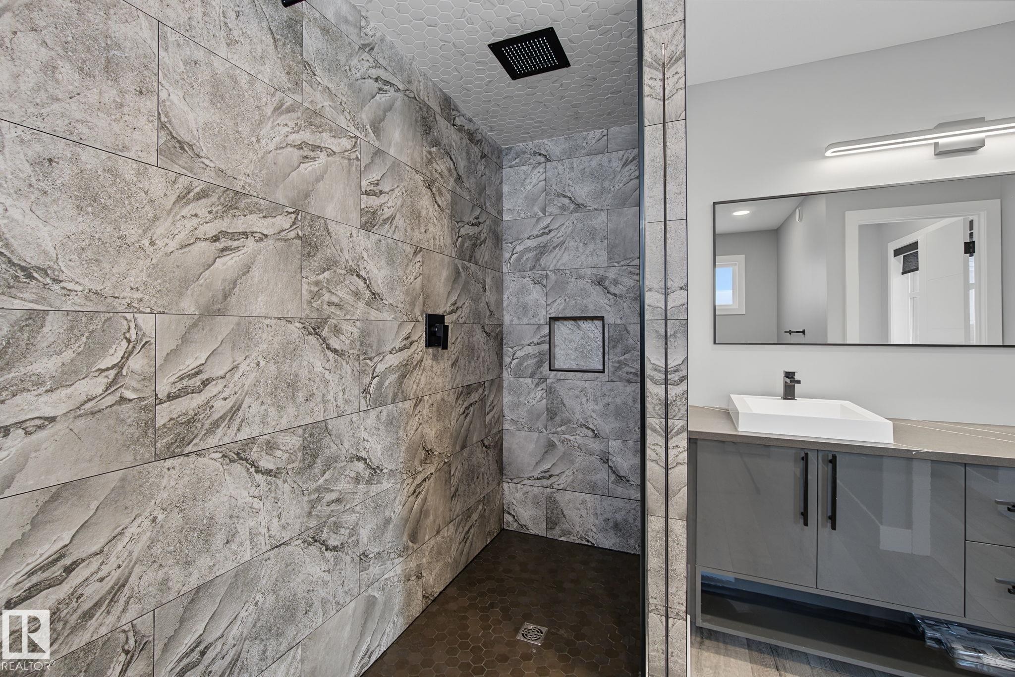 1463 Howes Crescent Sw, Edmonton, AB - Indoor Photo Showing Bathroom