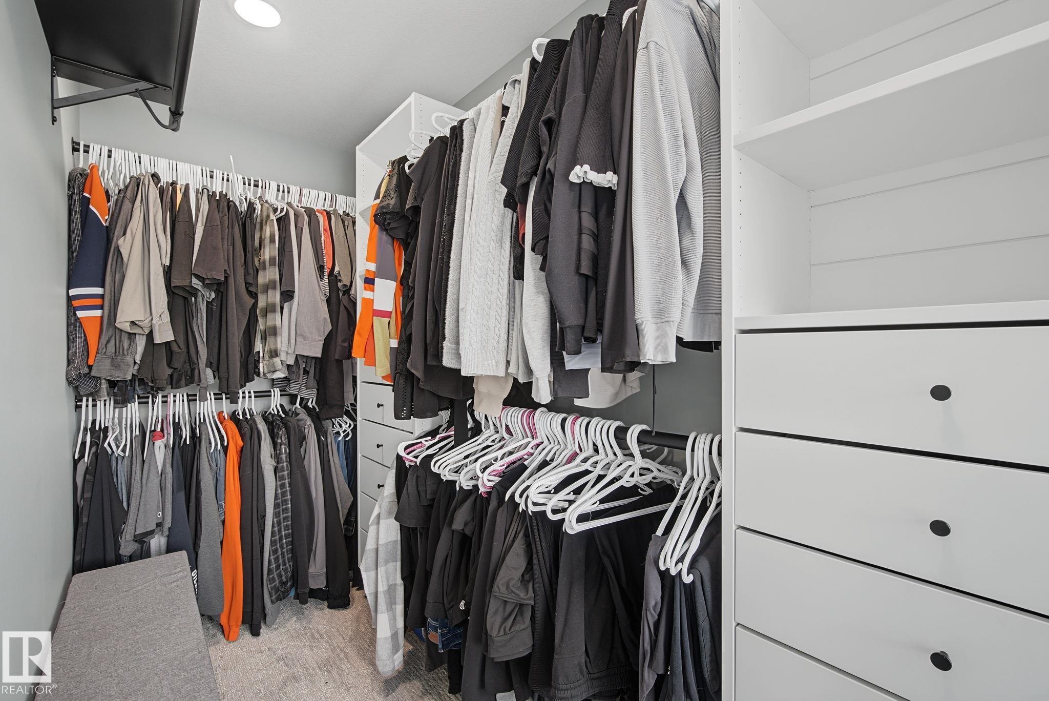 1463 Howes Crescent Sw, Edmonton, AB - Indoor With Storage