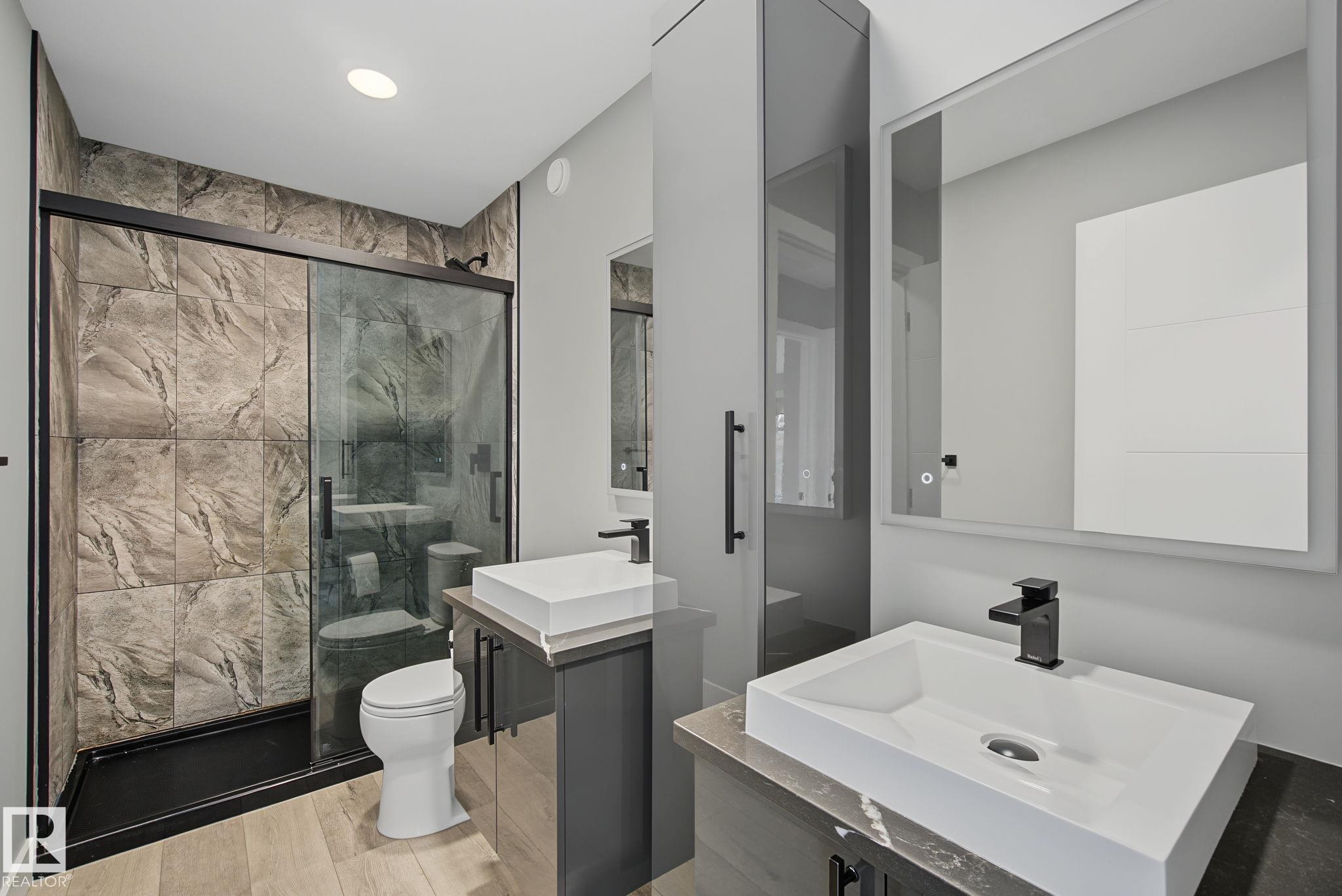 1463 Howes Crescent Sw, Edmonton, AB - Indoor Photo Showing Bathroom