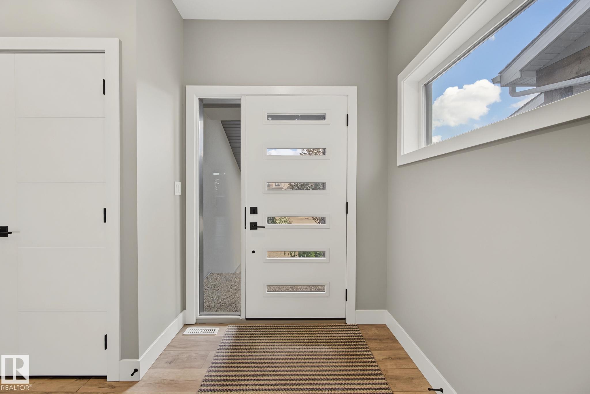 1463 Howes Crescent Sw, Edmonton, AB - Indoor Photo Showing Other Room