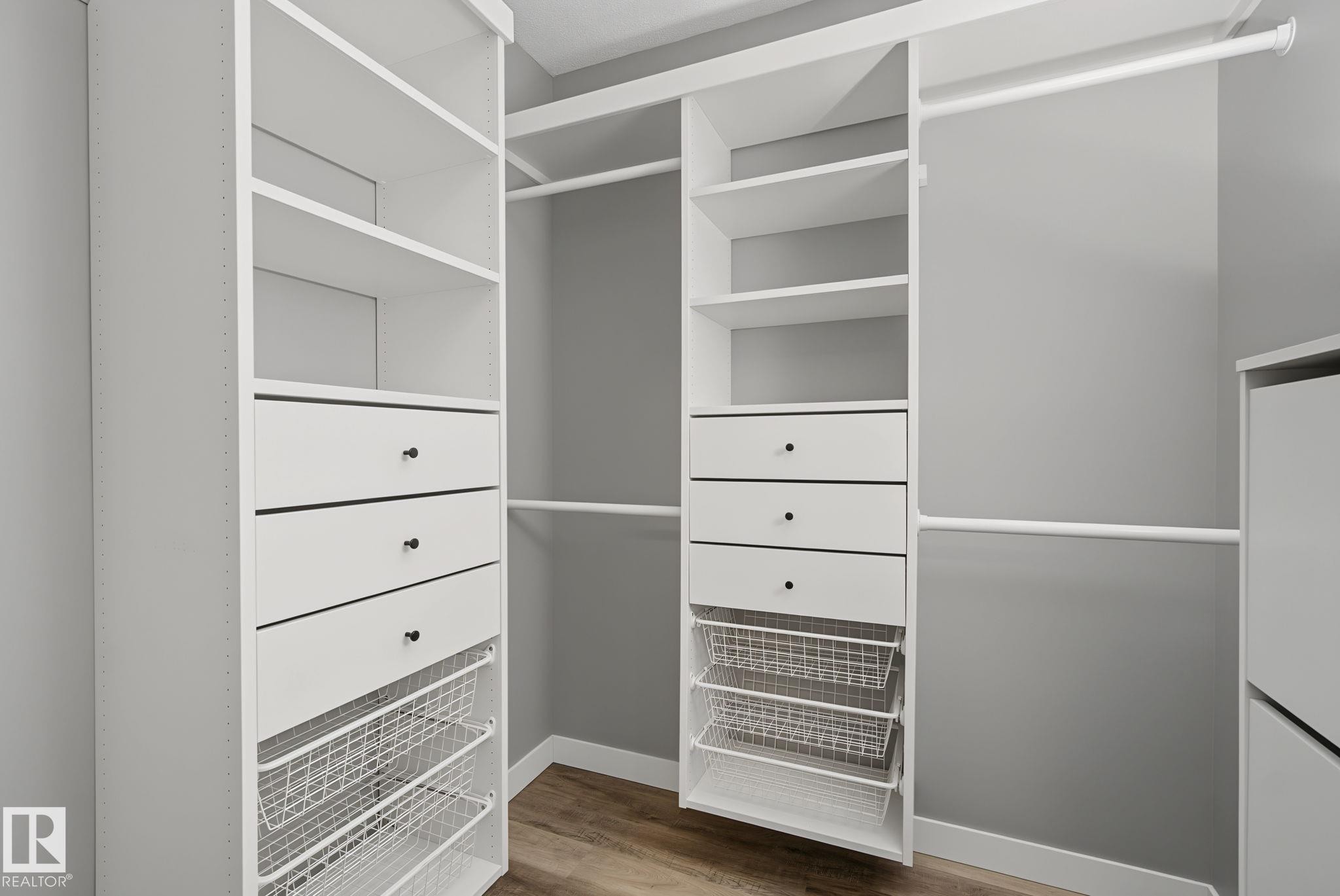 1463 Howes Crescent Sw, Edmonton, AB - Indoor With Storage
