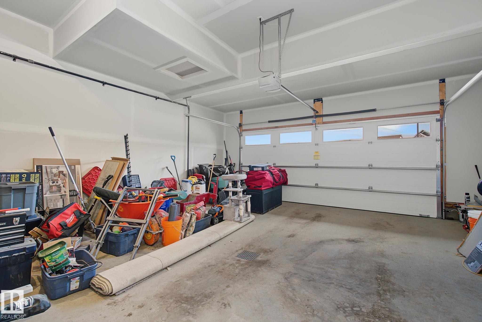 1463 Howes Crescent Sw, Edmonton, AB - Indoor Photo Showing Garage