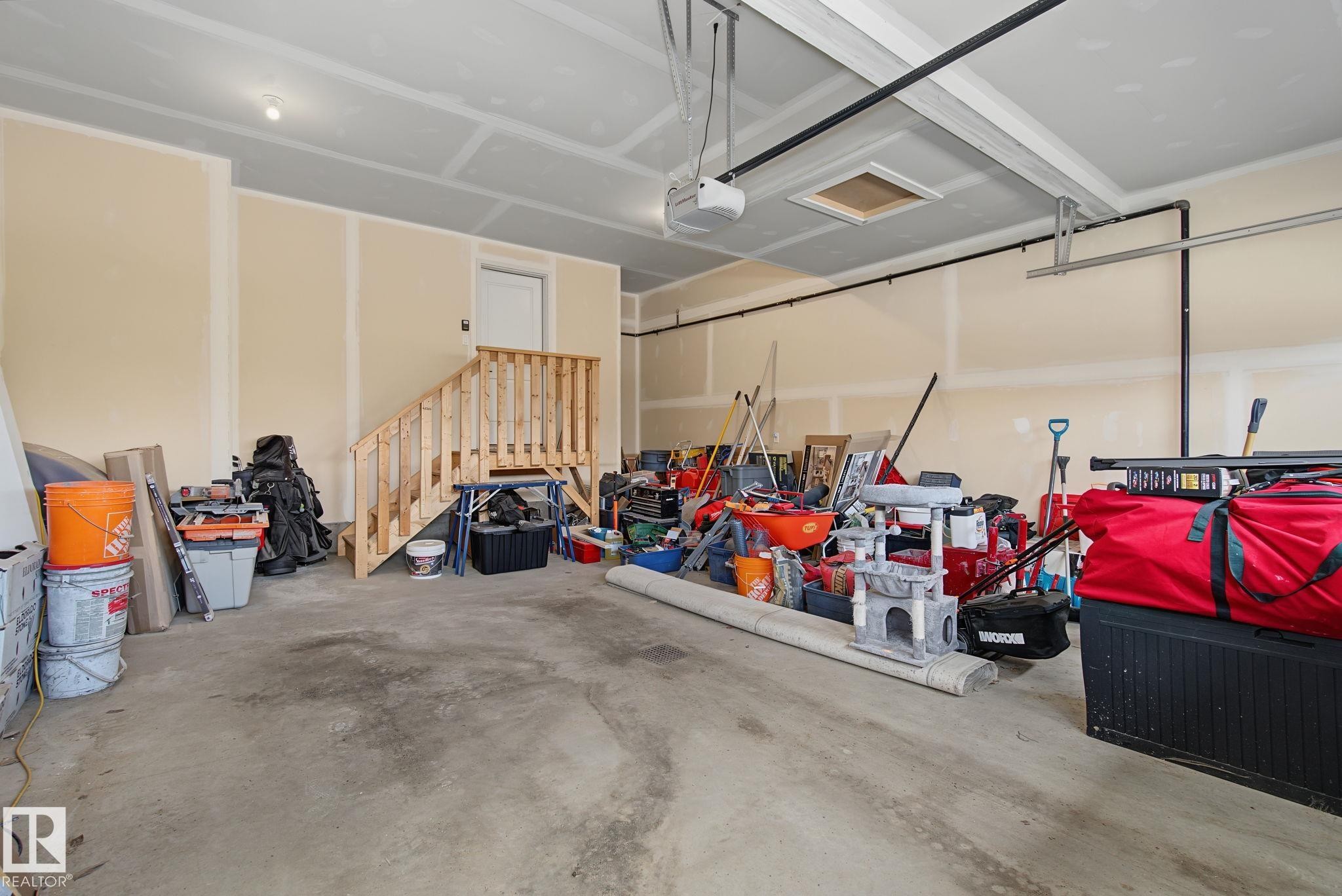 1463 Howes Crescent Sw, Edmonton, AB - Indoor Photo Showing Garage