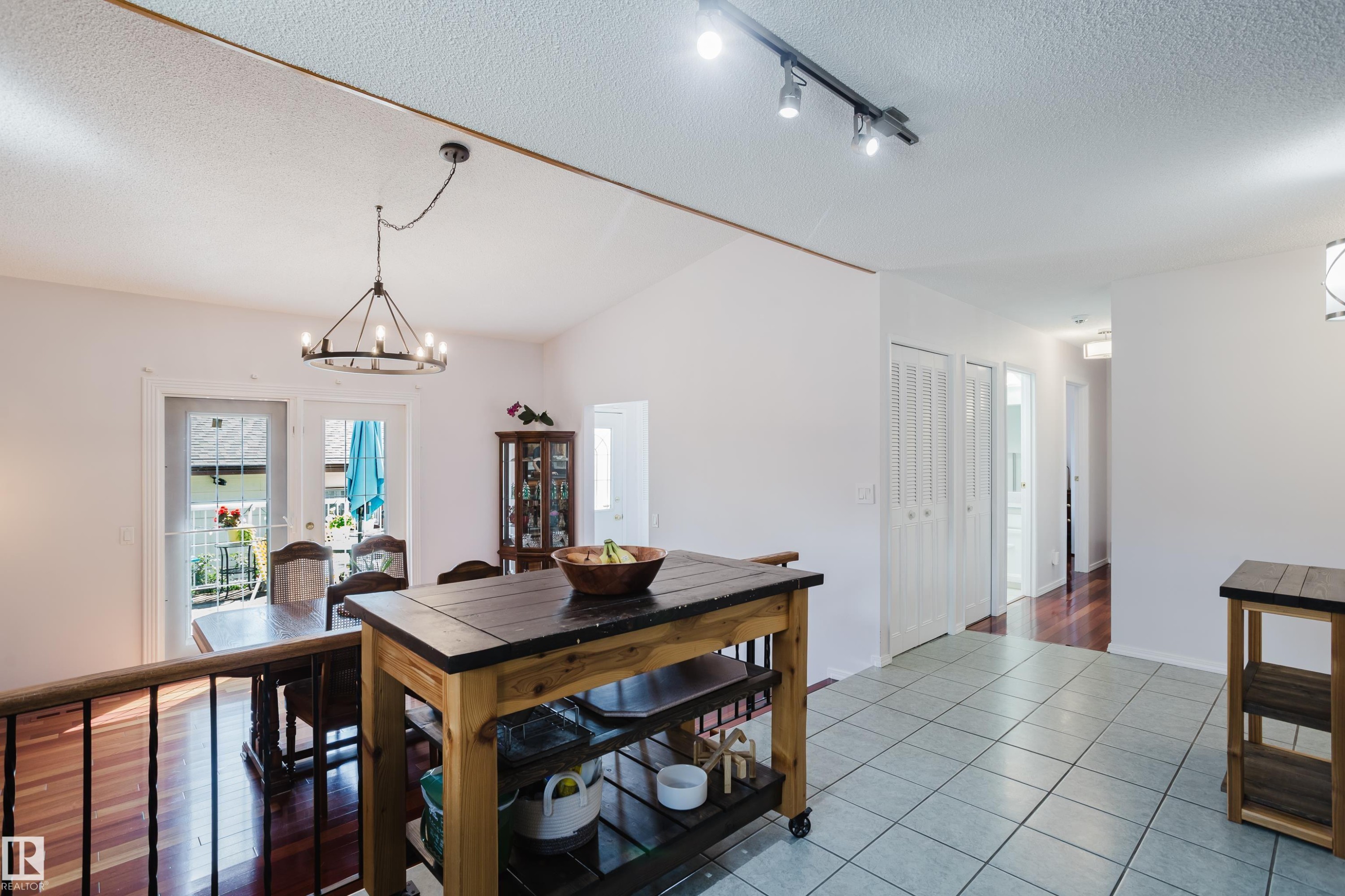 10433 32A Avenue Nw, Edmonton, AB - Indoor Photo Showing Dining Room