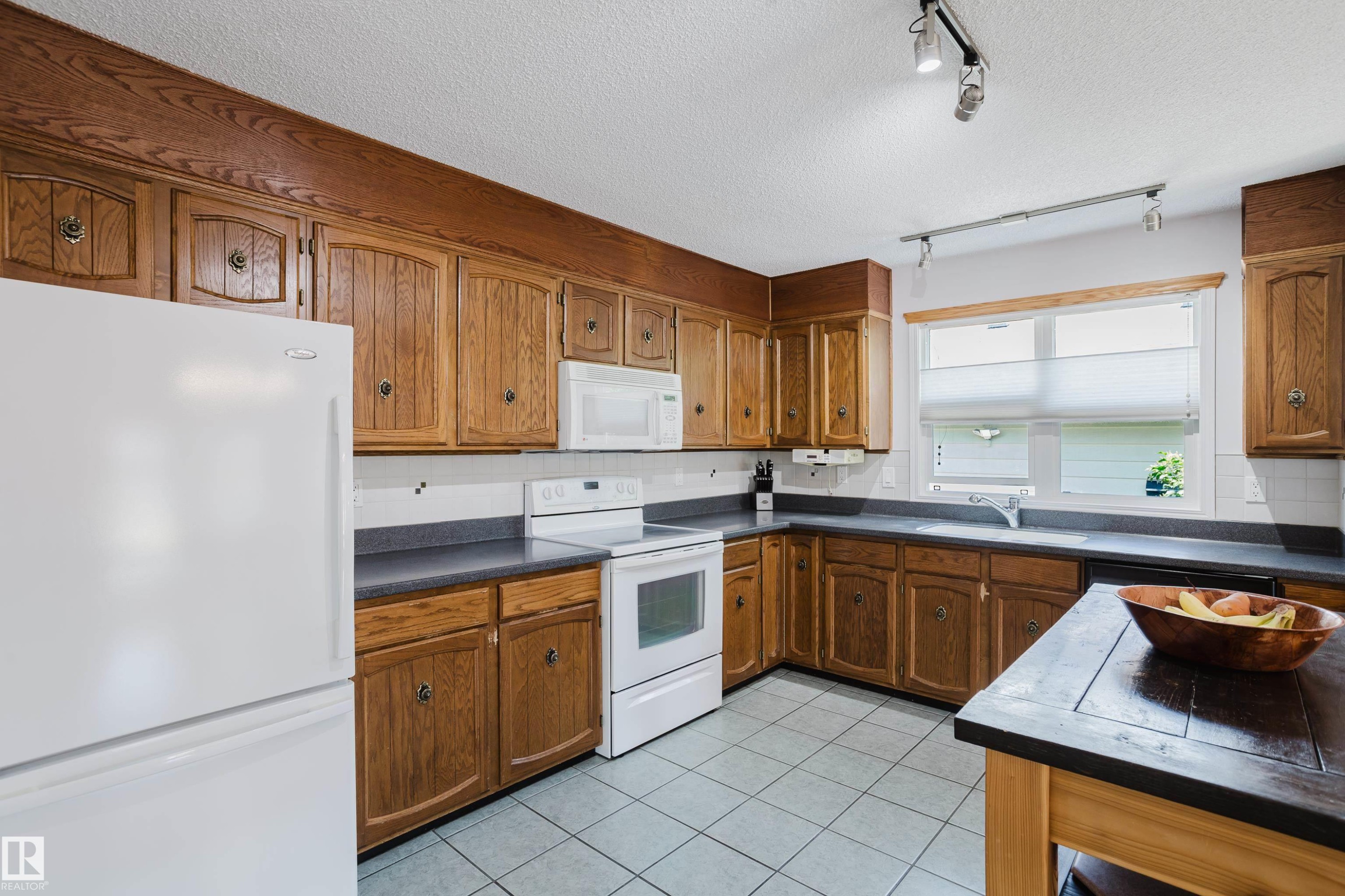 10433 32A Avenue Nw, Edmonton, AB - Indoor Photo Showing Kitchen With Double Sink