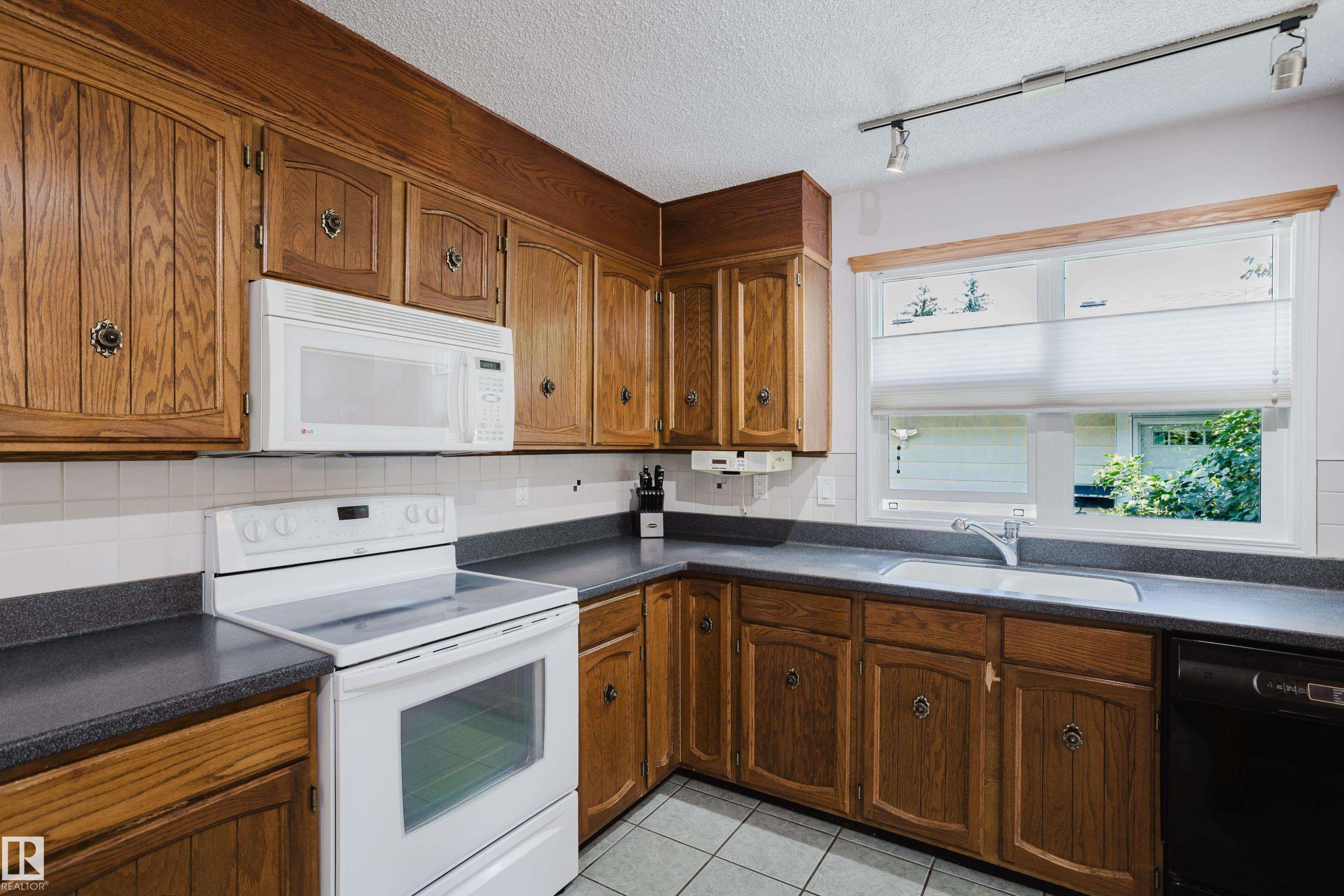 10433 32A Avenue Nw, Edmonton, AB - Indoor Photo Showing Kitchen