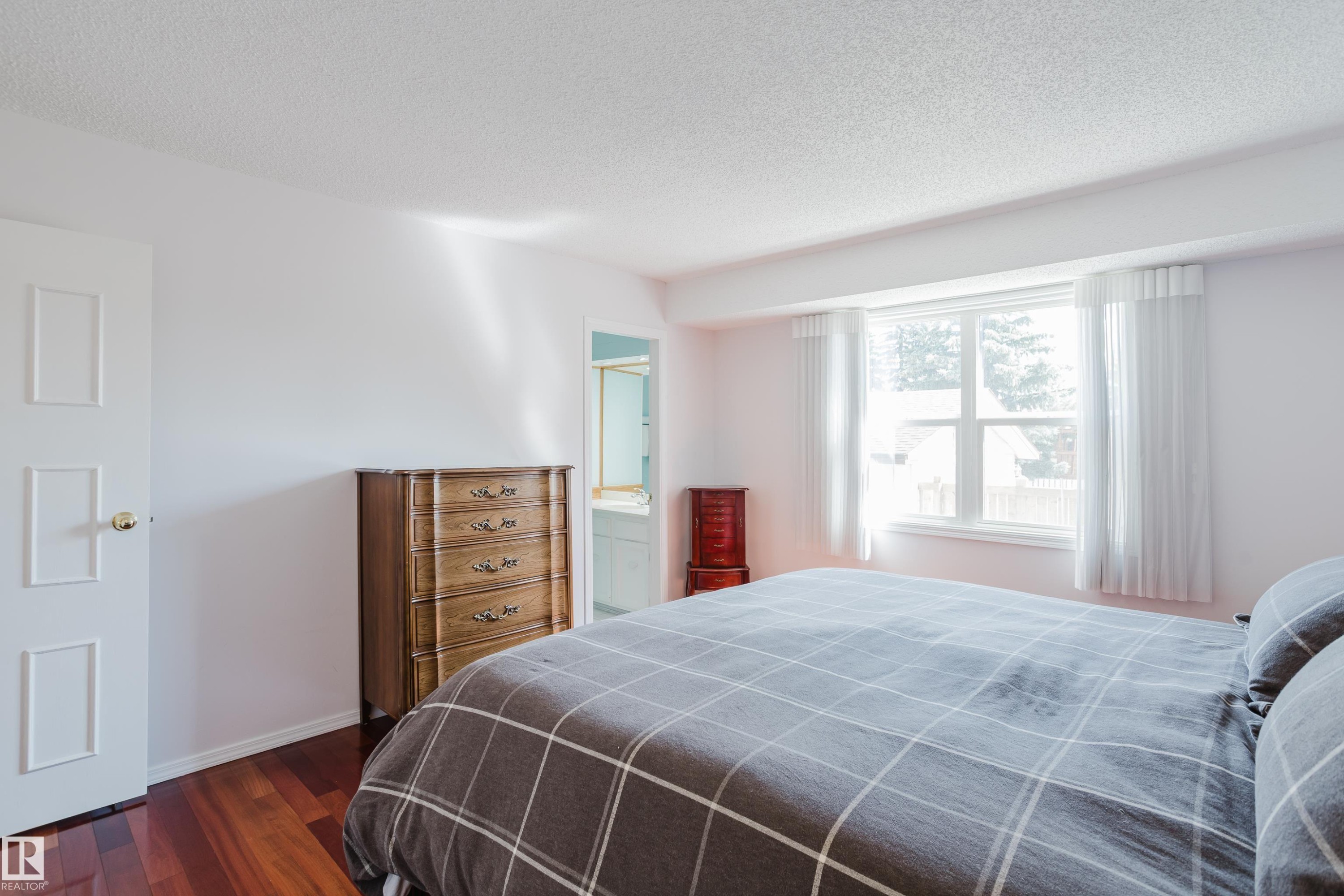 10433 32A Avenue Nw, Edmonton, AB - Indoor Photo Showing Bedroom