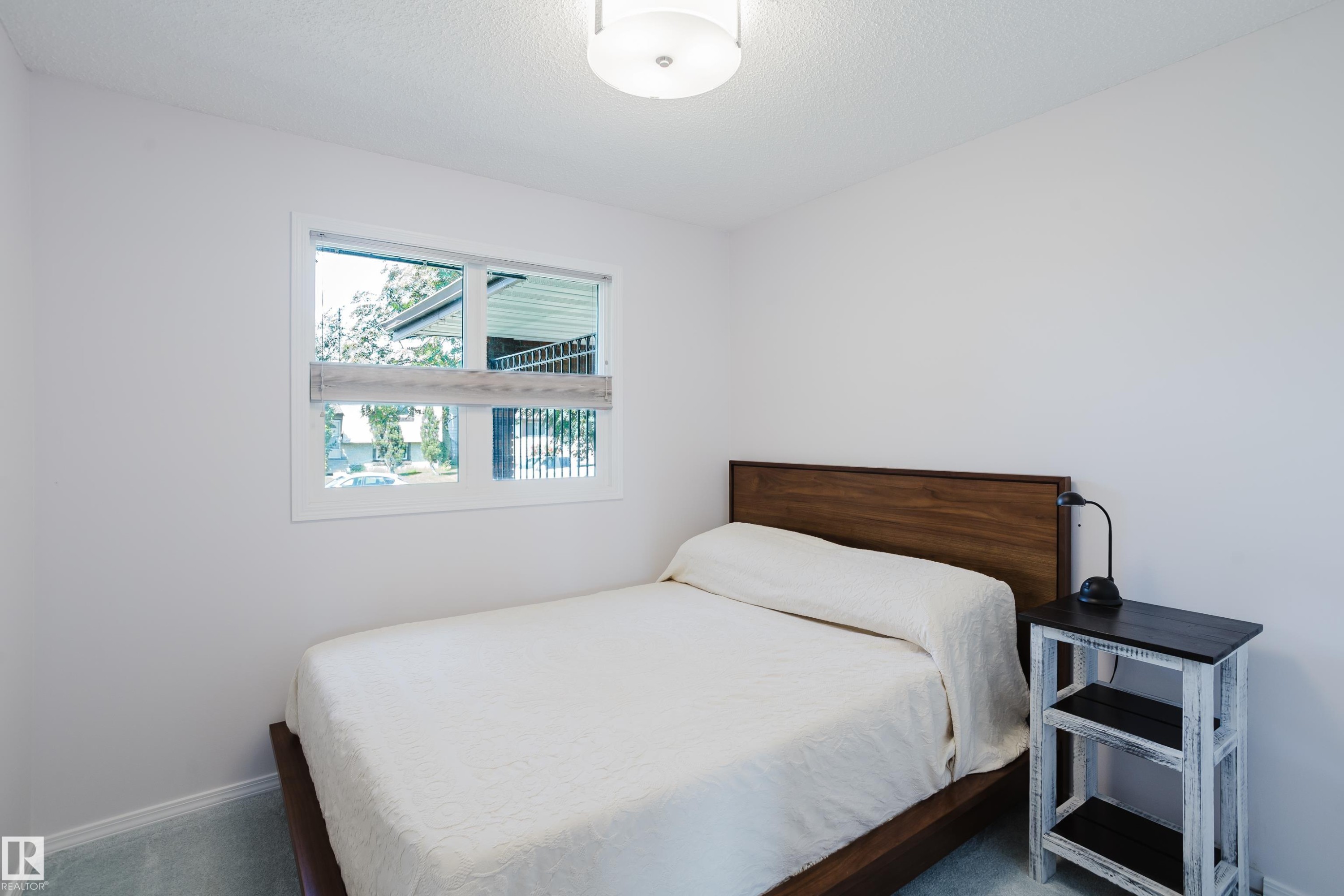 10433 32A Avenue Nw, Edmonton, AB - Indoor Photo Showing Bedroom