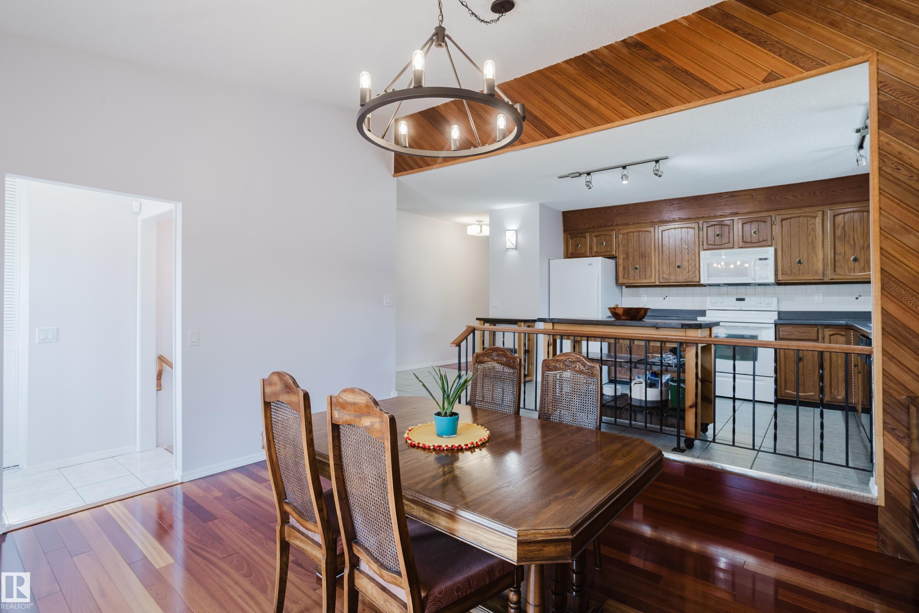 10433 32A Avenue Nw, Edmonton, AB - Indoor Photo Showing Dining Room