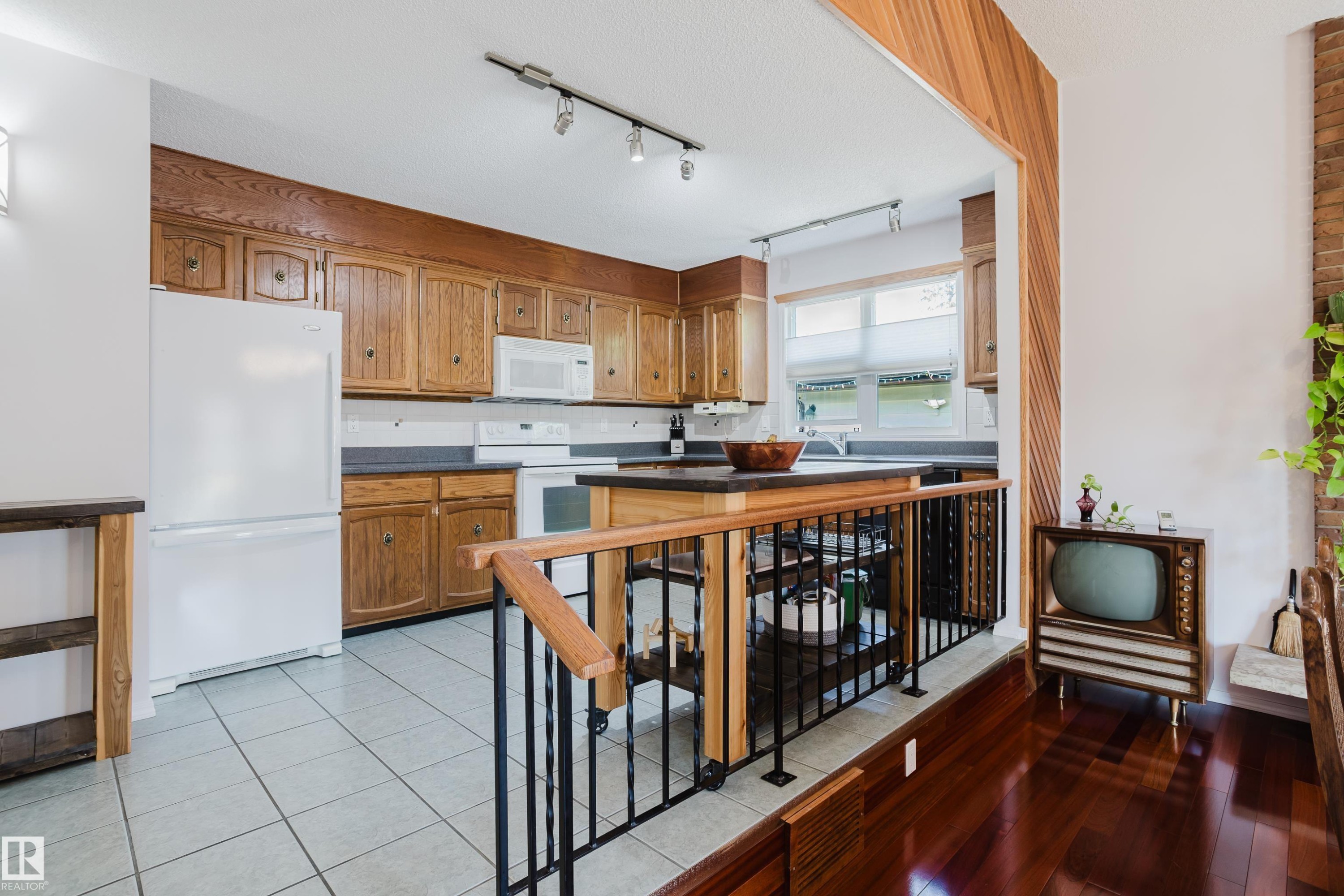 10433 32A Avenue Nw, Edmonton, AB - Indoor Photo Showing Kitchen